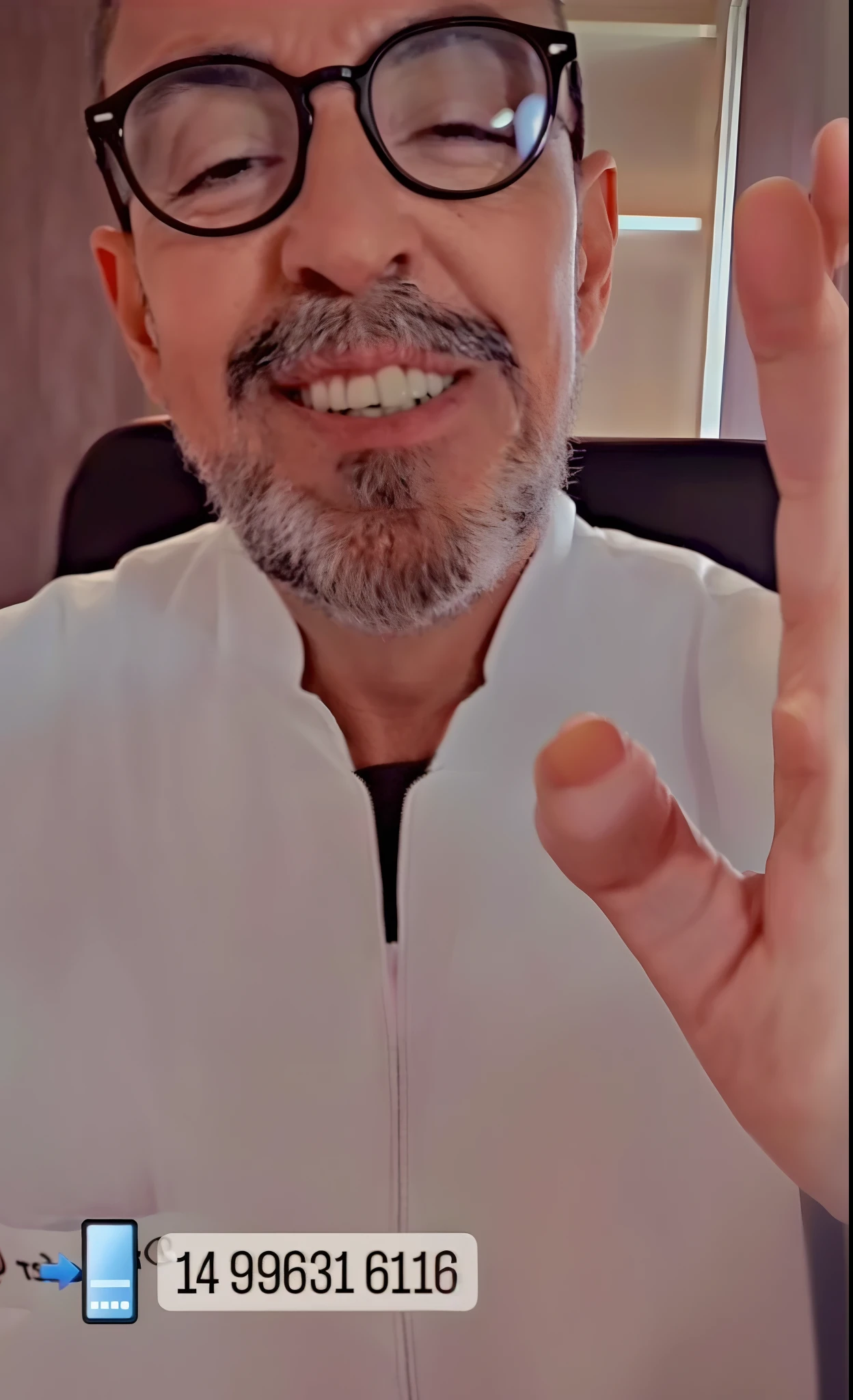 There is a man with glasses and a beard making a peace sign, com o dedo indicador, pointing at camera, Fotografia selfie 8k, com o dedo indicador, wave a hand at the camera, giving a thumbs up to the camera, Capturado no iPhone, com os dedos, inspirado em Edi Rama, foto de 2022, giving the middle finger, closeup estilo gesto pesado