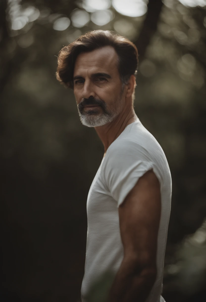 Retrato de um belo adulto de 42 anos, cabelo curto castanho, branco, tamanho 1,70 metros, com 85 kg, advogado