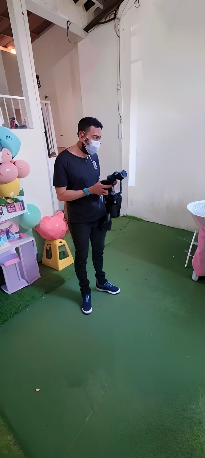 There's a man standing in a room with a camera, full body in camera, Alarcon Cartunista, imagem de qualidade muito baixa, fotografia, Foto Profissional, Tiro na Nikon Z9, Foto realista, Fotografia Profissional, fotografia, full body photgraph, Grafia, making of, Photo Session, full body profile camera shot, foto muito precisa