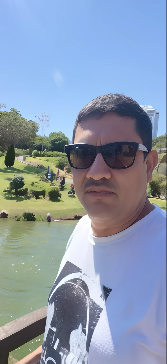 Man in sunglasses standing on a bridge overlooking a pond, In Sao Paulo, com um parque ao fundo, Parque em segundo plano, david rios ferreira, sao paulo, cerca de 3 5 anos, Msxotto, Camilo GC, em um dia ensolarado, encho enchev, 3 2 anos, caio santos, icaro carvalho