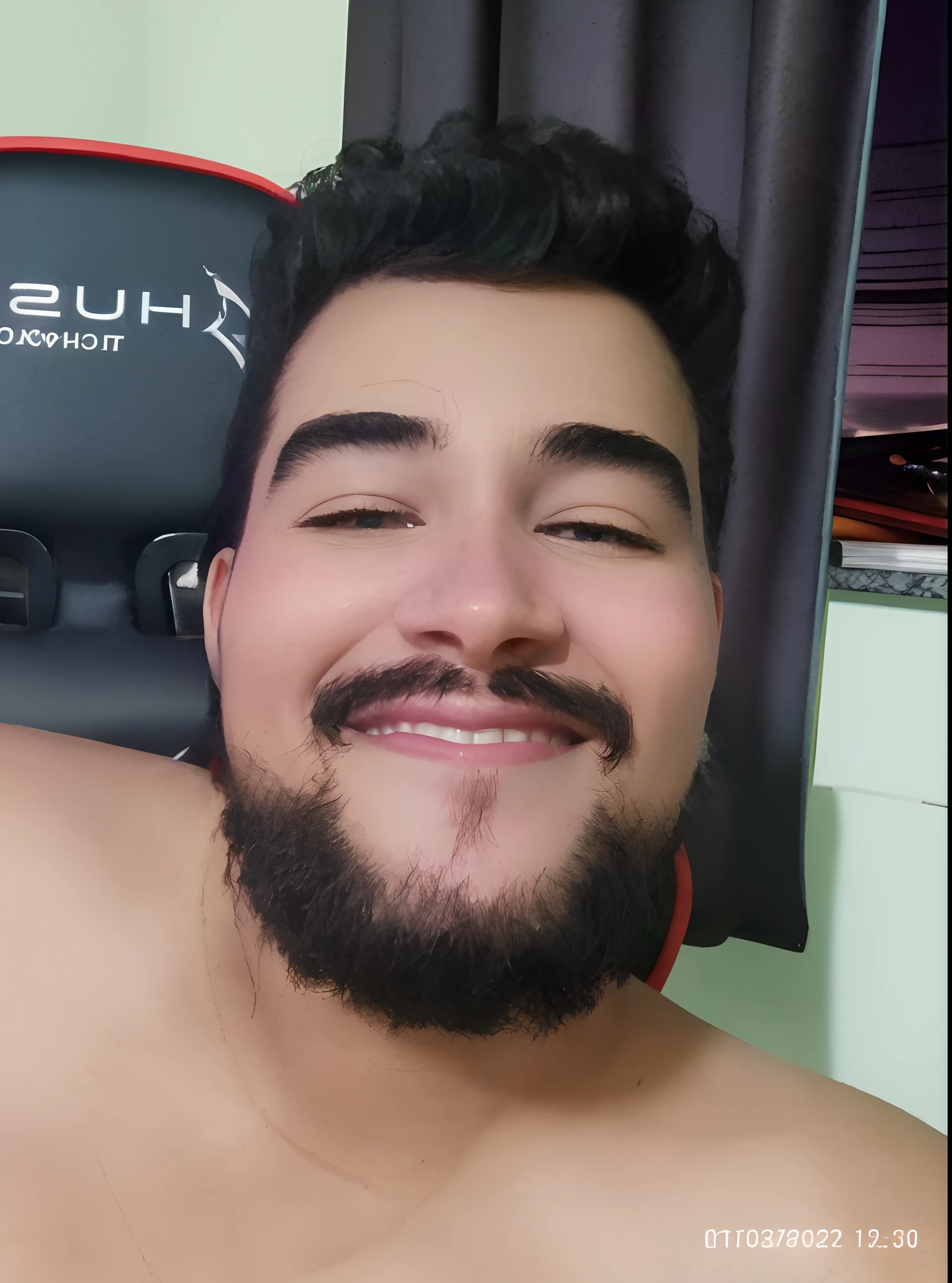 tranforme a pessoa da imagem em um super heroi