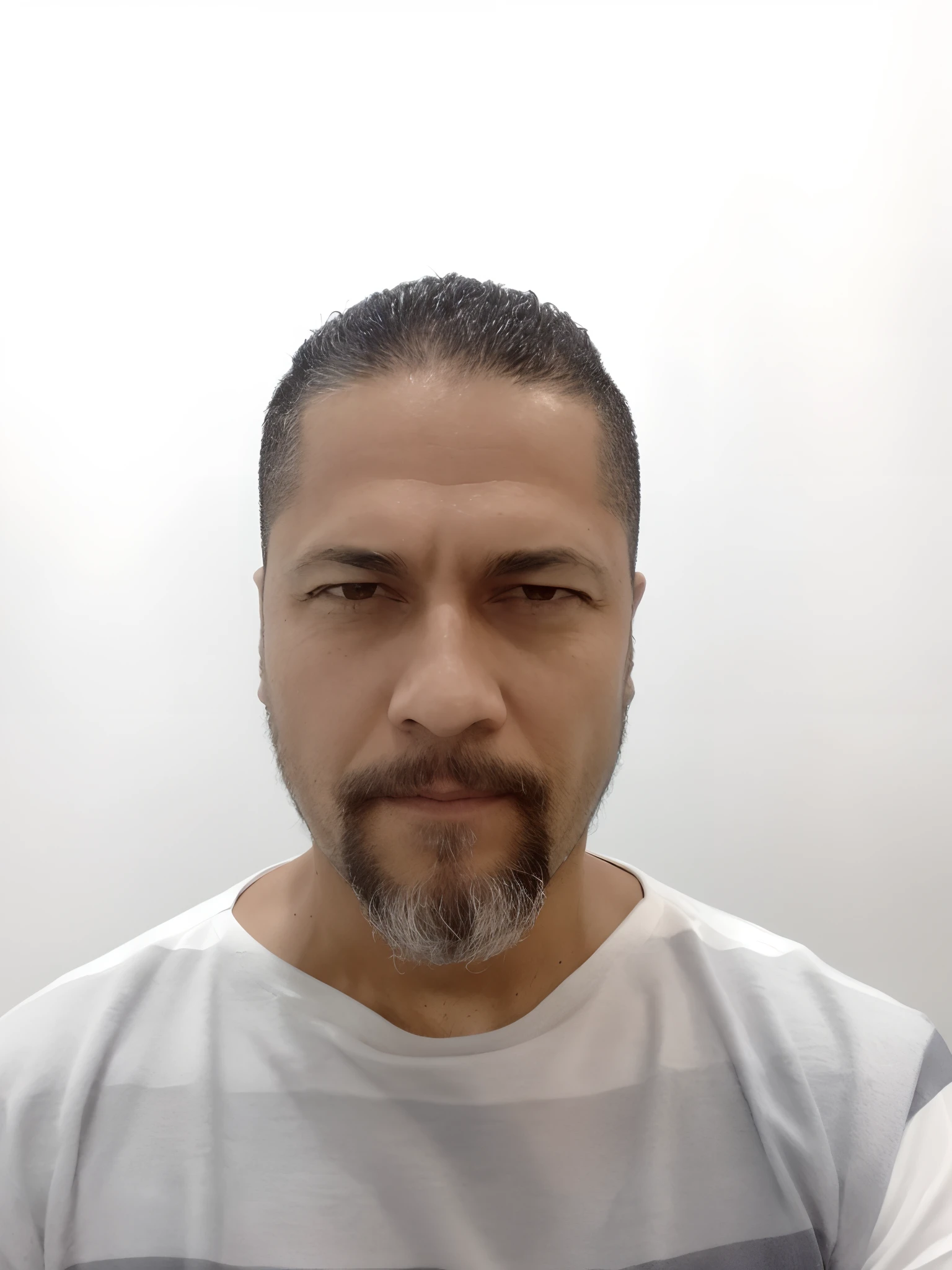there is a man with a beard and a white shirt, Homem de 4 0 anos, cerca de 3 5 anos, (38 anos), imagem frontal, Homens de 45 anos, david rios ferreira, Carlos Samuel Araya, Homem de 5 0 anos, 38 anos, icaro carvalho, Ronaldo Nazario Fenomeno