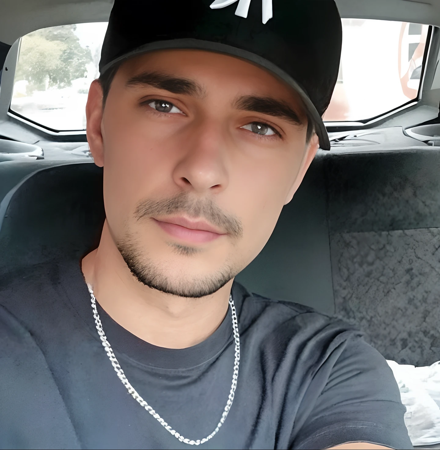 There's a man in a car with a baseball cap on, Condutor de Ene, andres rios, foto de perfil, foto de perfil, encho enchev, ástor alexander, Estilo Zigor Samaniego, taken in the early 2020s, zigor samaniego, saâdane afif, em torno de 1 9 anos, imagem de perfil