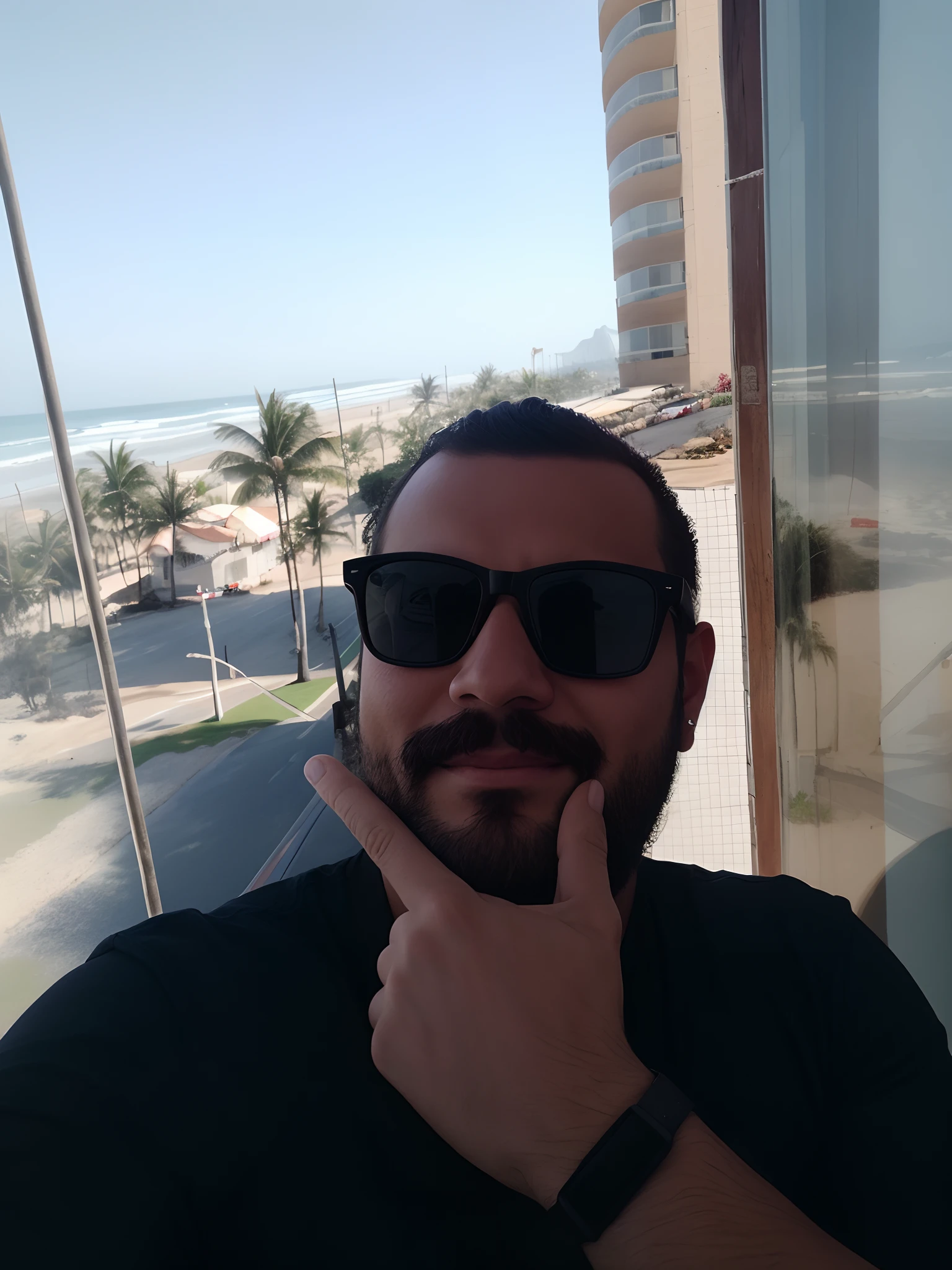 There is a man with sunglasses and a beard posing for a photo, Fotografia Selfie 8k, iphone Selfie, O oceano ao fundo, imagem de qualidade muito baixa, com palmeiras nas costas, edu souza, oceano ao fundo, vacation photo, caio santos, ao lado do oceano refletindo, Selfie!!!!!, foto de baixa qualidade, paradise in the background