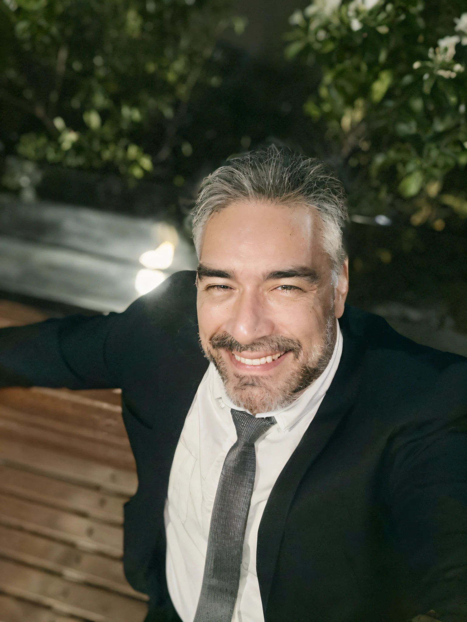 Smiling man in suit and tie sitting on a bench at night, imagem de perfil, david rios ferreira, Postagem no Reddit, album photo, foto do perfil, foto de perfil headshot, taken in the early 2020s, Noite!, ignacio fernandez rios, Fotografia selfie 8k, andres rios, Homens de 45 anos, ignacio fernandez rios