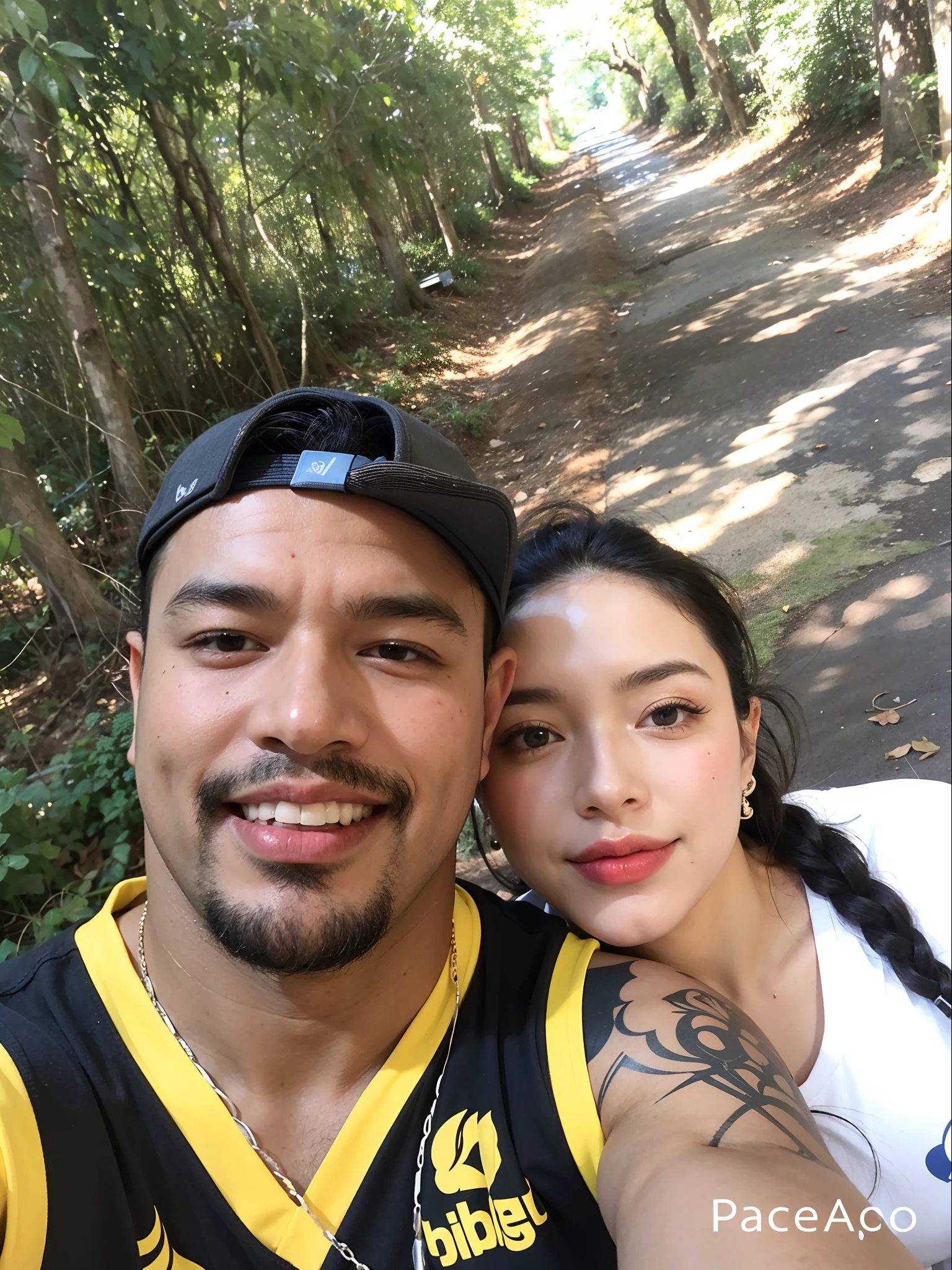 There's a man and a woman taking a selfie in the woods, imagem de perfil, no parque, dia ensolarado brilhante, momma and papa, foto de perfil, Mulher de 30 anos de Cuba, Parque em segundo plano, no Parque, taken in the early 2020s, par, Karla Ortiz, lindo dia ensolarado, foto do perfil, vacation photo