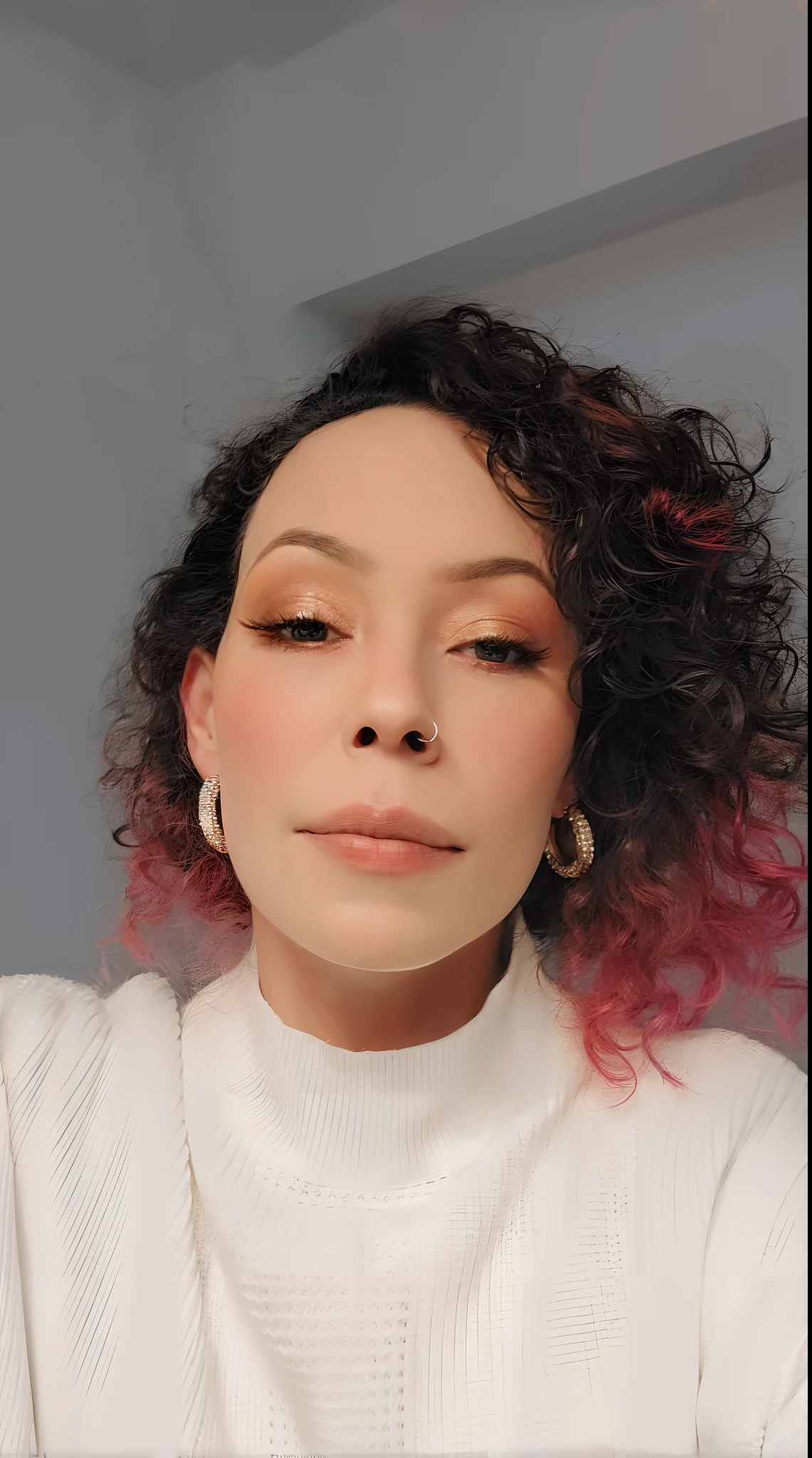 There's a woman with pink and black hair and a white nightgown, com cabelos ruivos cacheados, cabelo rosa encaracolado, Gato Doja, brincos enormes e maquiagem queer, cabelos cacheados cor de cobre, cabelos cacheados pixie, com maquiagem profissional, Jovana Rikalo, cabelos cacheados e curtos, foto de perfil headshot, cabelo encaracolado pixie cortado, seu rosto emoldurado com cachos