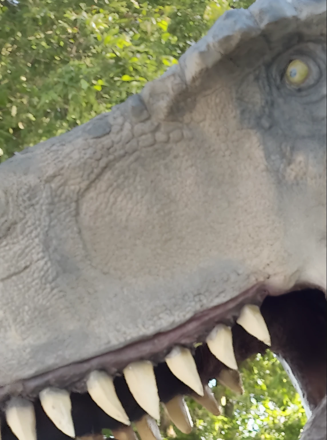 Arafed Family Taking a Selfie in Front of a Dinosaur Statue, Family photo, Happy family, vacation photo, divertindo-se, family portrait, no parque, foto Selfie, 4k ainda, fami, Tar pits, no parque em um belo dia, Selfie, meu filho! the jaws that bite, imagem de perfil, foto de perfil, Selfie acidental