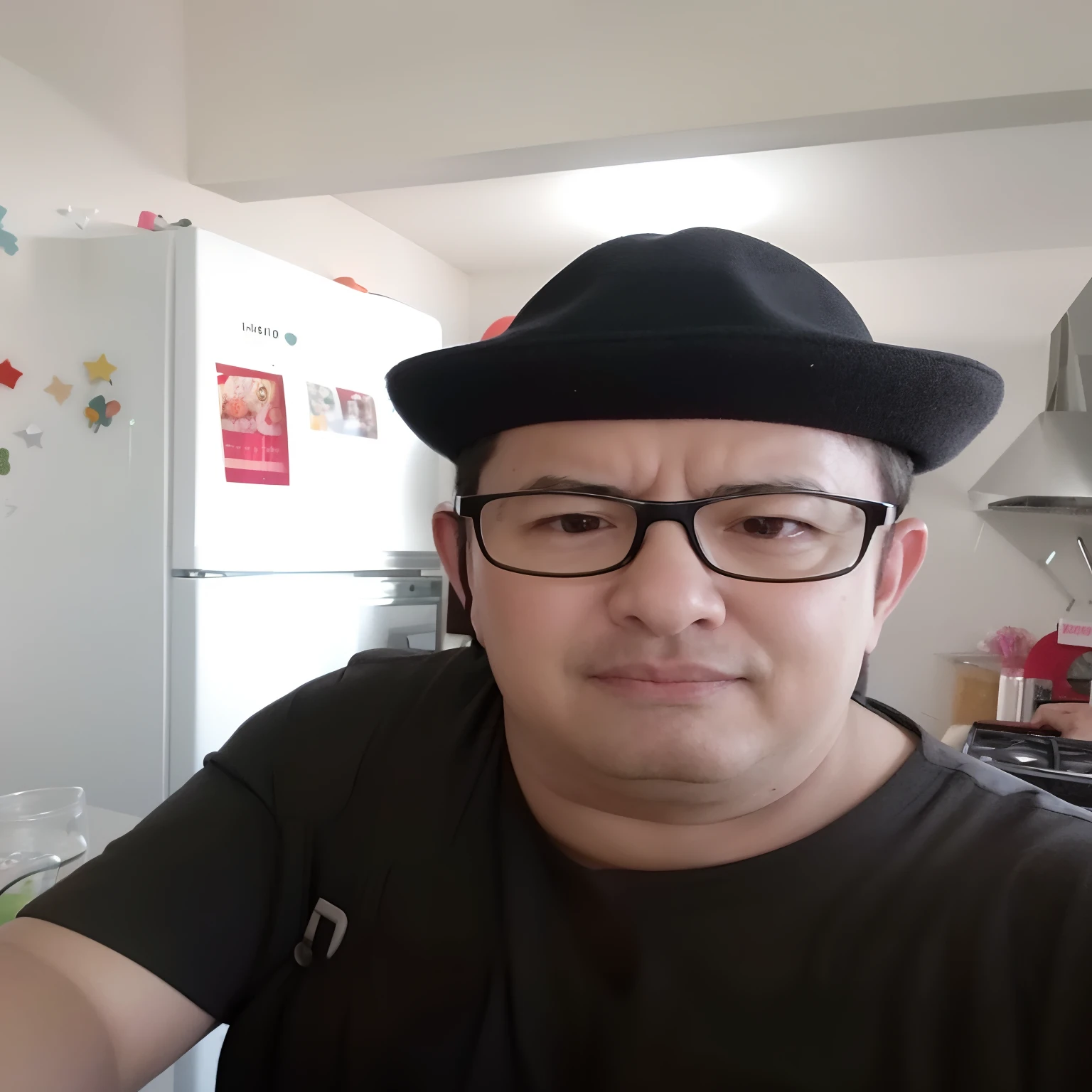 There's a man wearing a hat and glasses in a kitchen, with a weird hat, he is wearing a hat, it's wearing a cute little hat, Streamer do Twitch / Jogador Ludwig, wearing a silly hat, usando uma cartola, archwizzard in a hat, foto de perfil headshot, Wearing Hat, wearing a hat, 3 2 anos