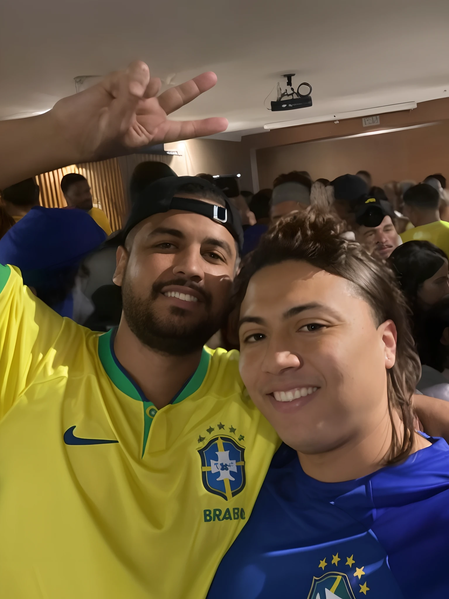 There are two people posing for a photo in a crowd, na copa do mundo, Malika Favre, andrea rocha, Postagem 4k, 4 k post, Ronaldo Nazario, Caroline Gariba, brasileiro, Ronaldo Nazario Fenomeno, Edon Guraziu, In Sao Paulo, Postagem no Reddit, imagem de perfil, Directed by: Nandor Soldier
