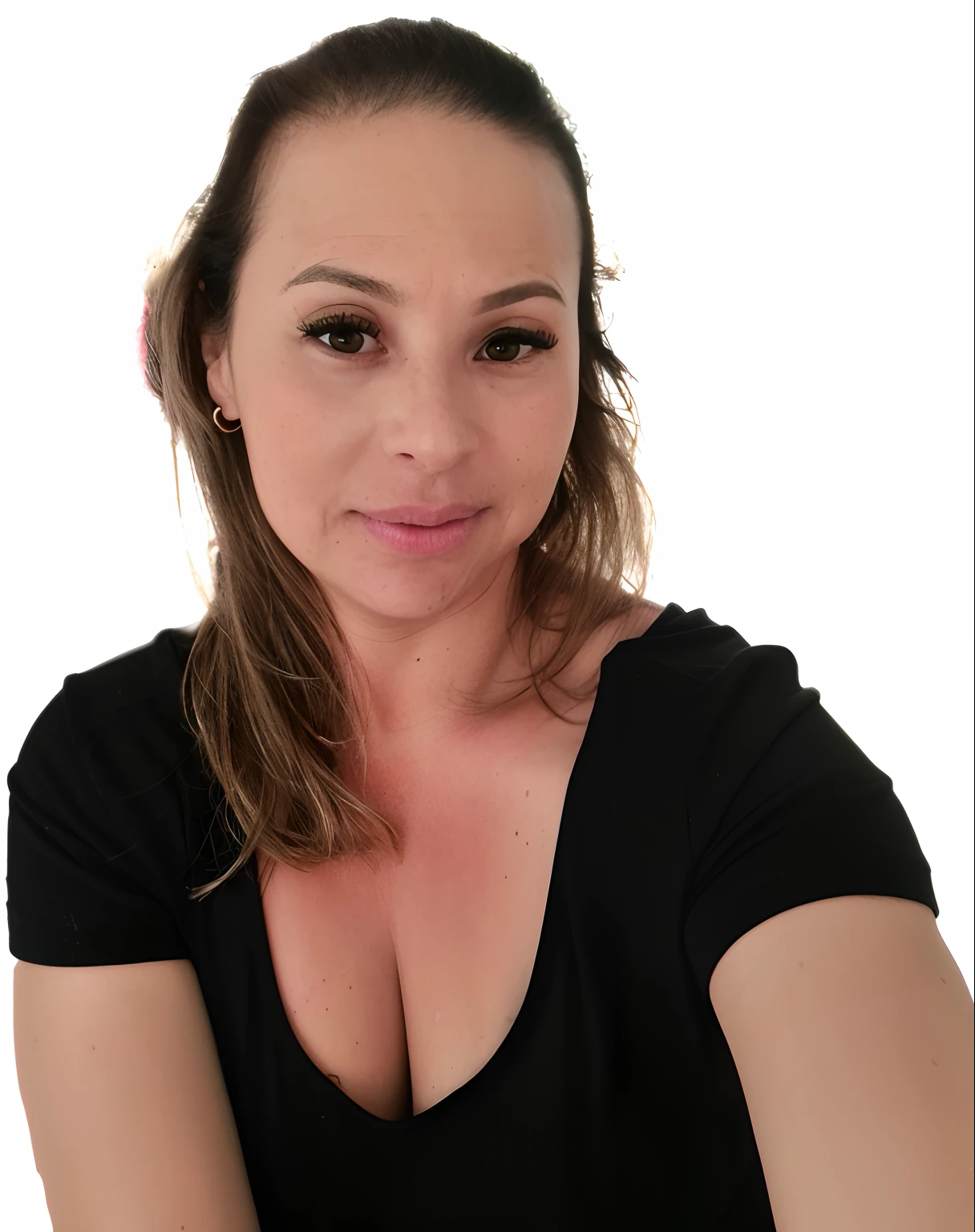 There's a woman in a black shirt and a pink flower in her hair, (38 anos), na frente de um fundo preto, 38 anos, photo from behind, com um fundo preto, Mulheres de 40 anos, Mulher de 30 anos, 3 0 anos de idade mulher, imagem de perfil, Ombros centrados para cima, tiro de busto