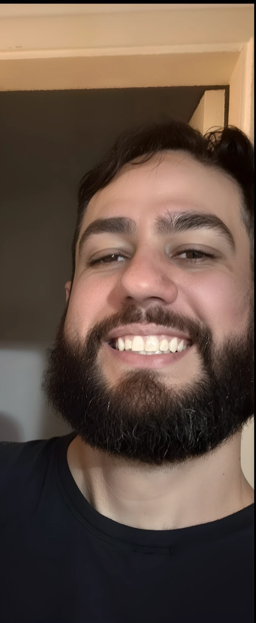 homem com barba e camisa preta sorrindo, barba pequena, com uma barba pequena, barba cheia, barba aparada, barba de barba, sem barba, barba grisalha, barba arrumada, barba clara, barba natural, neckbeard, barba curta, sem barba, barba fina, barba bem aparada, barba curta e desgrenhada, barba raspada, alguma barba