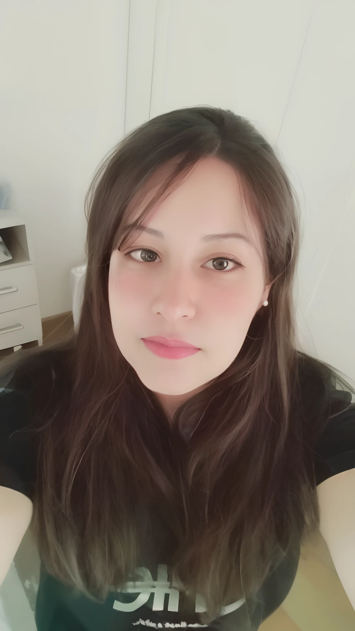 Mulher arafed com longos cabelos castanhos e uma camisa preta, imagem de perfil, Looking towards the camera, Mulher de 30 anos, 3 0 anos de idade mulher, staring directly at camera, olhando parcialmente para a esquerda, front facing the camera, foto de perfil headshot, foto de baixa qualidade, muito bobo olhando, foto de perfil, foto selfie, imagem frontal, imagem de qualidade muito baixa