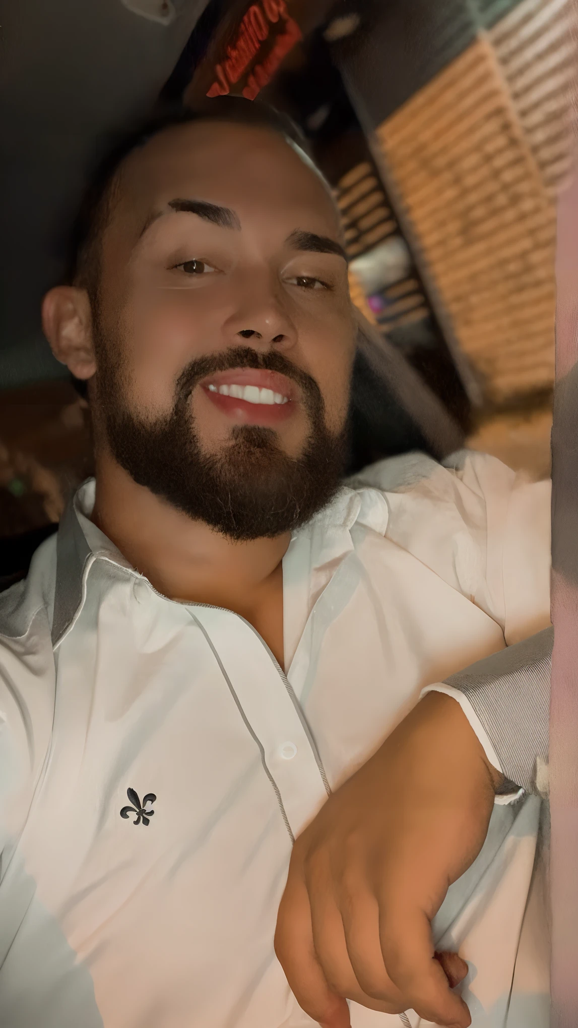 There's a man sitting in a car with a remote control, taken in the early 2020s, andres rios, Cristiano Orrillo, imagem de perfil, Pablo Perdomo, caio santos, José Moncada, Cantor Maluma, david rios ferreira, Joel Torres, foto do perfil, Macho sorridente, inspired by Germán Londoño