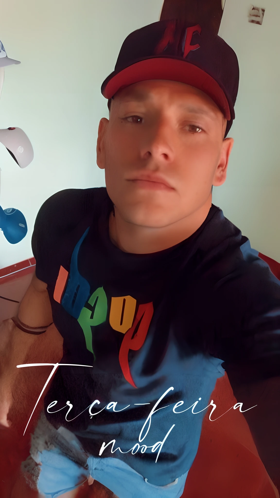 There's a man in a baseball cap posing for a picture, Twink, tommy 1 6 anos de idade, inspired by Ernő Tibor, inspirado em Tamas Galambos, Jerma 9 8 5, Jerma985, Jerma, Trigone, inspirado em Tommaso Redi, album cape!, tiradas em 2022