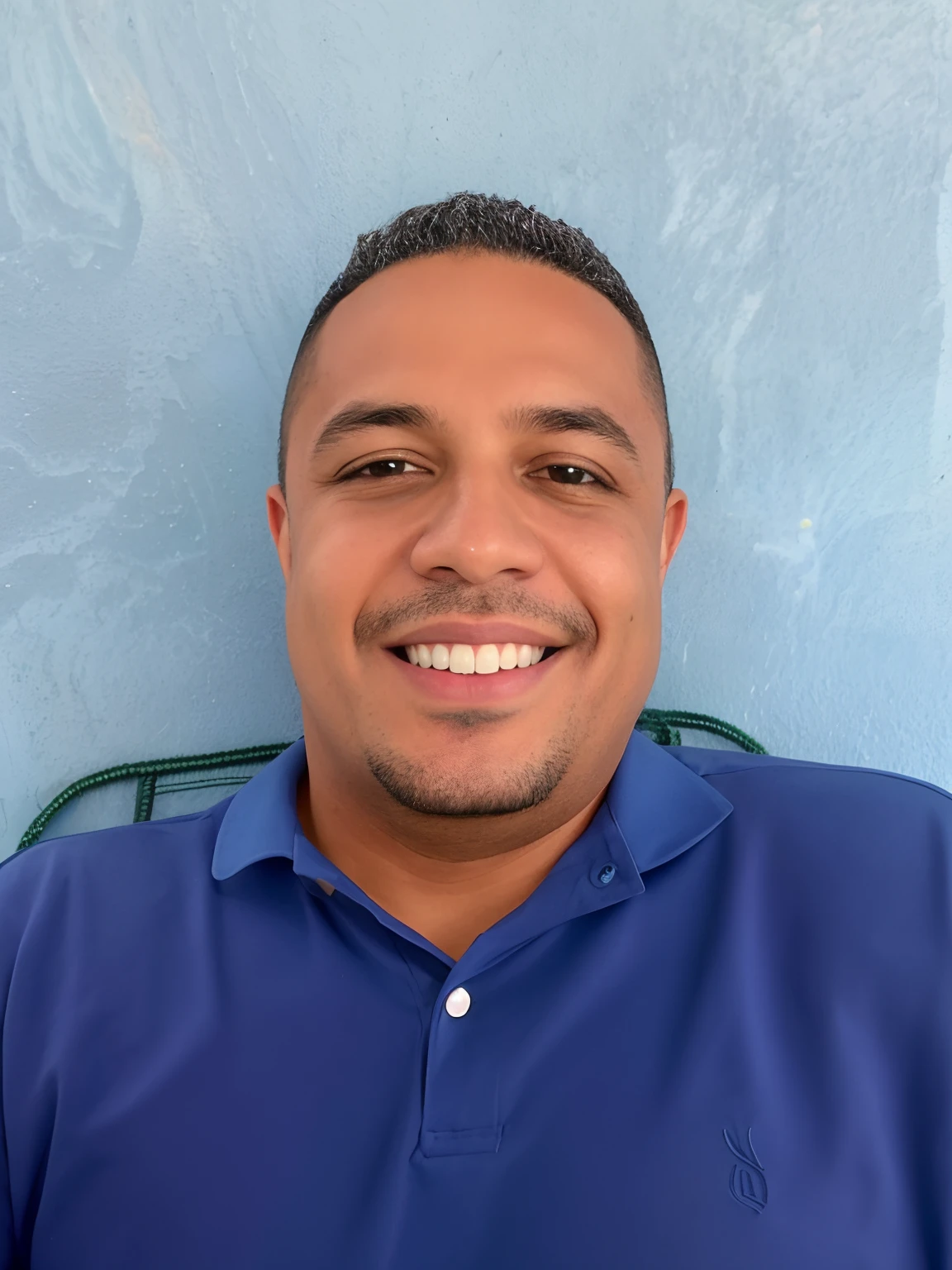 homem sorridente na camisa azul sentado na cadeira contra a parede azul, José Moncada, david rios ferreira, taken in the early 2020s, luis melo, icaro carvalho, imagem do avatar, andres rios, alphonse muca, Ronaldo Nazario, julio lacerda, Manuel Sanjulianblue, Dan dos Santos, Carmelo Blandino, imagem de perfil