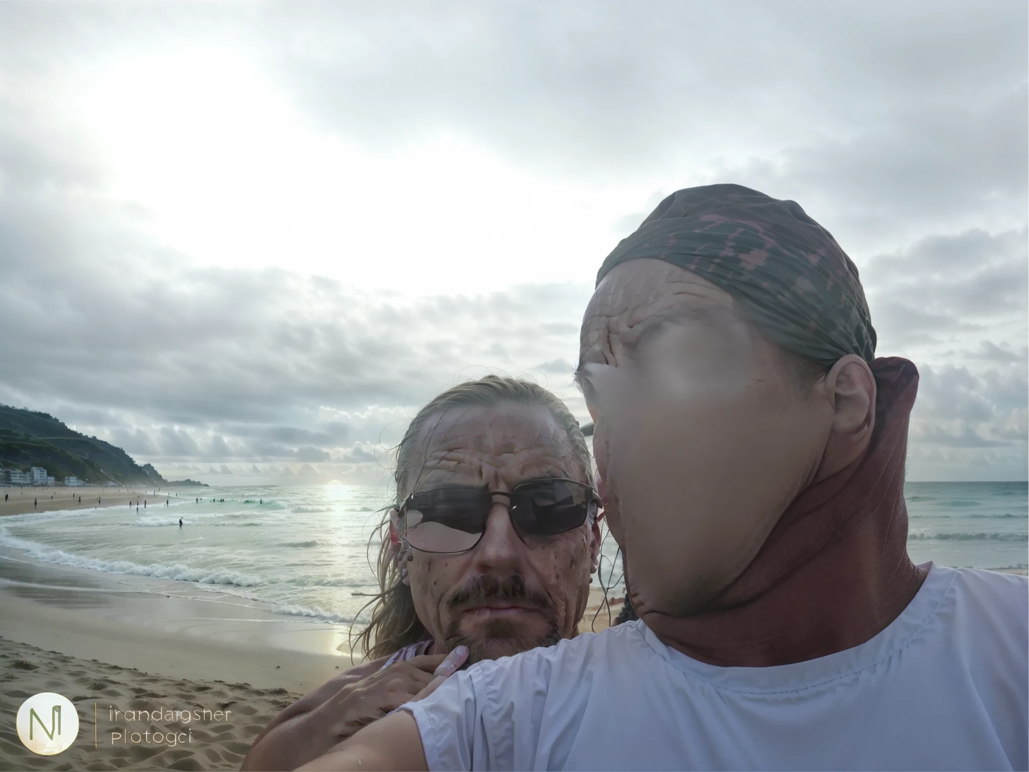They are taking a selfie on the beach with the ocean in the background, estilo Pixar na praia, on the beach during sunset, Fotografia selfie 8k, no mar, Directed by: Nandor Soldier, on the beach at sunset, vacation photo, foto de praia, na praia, na praia, Foto realista, em uma praia, na praia