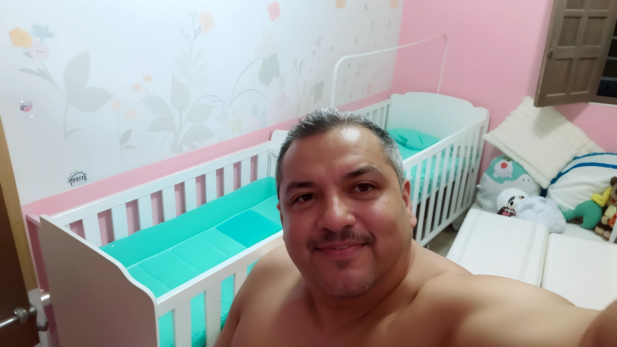 There's a man who's sitting in a room with a crib, edu souza, caio santos, Ronaldo Nazario Fenomeno, david rios ferreira, Ronaldo Nazario, 3 5 year brazilian mother, papai, Jose Miguel Romano Francisca, Homem de 4 0 anos, foto selfie, icaro carvalho, album photo, Carmelo Blandino