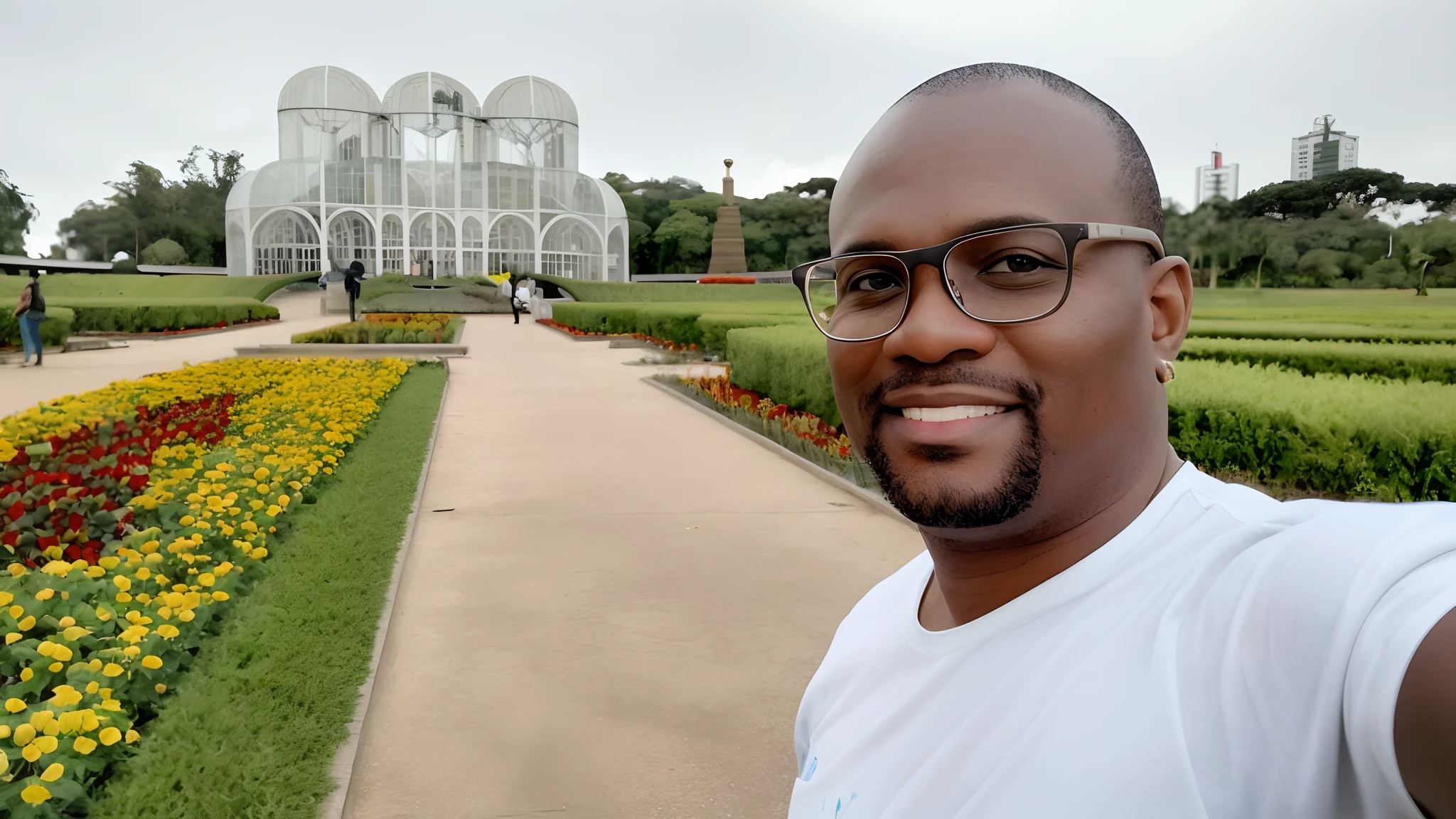 There's a man taking a selfie in front of a flower garden, standing in a botanical garden, Parque em segundo plano, com um parque ao fundo, botanic garden, estufa ao fundo, em um parque da cidade, foto modo retrato, com um parque nos fundos, inspirado em Paul Gustav Fischer, Emmanuel Shiru, In Sao Paulo