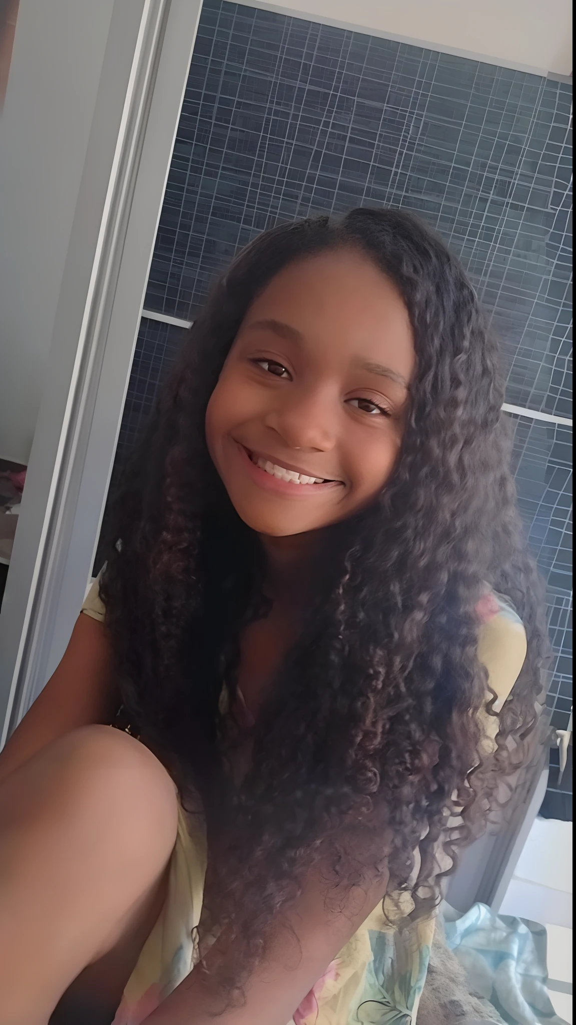 menina sorridente com cabelo encaracolado sentado na cama no quarto, taken in the early 2020s, Violeta Myers, Menina africana de pele clara, Parece Fabiula Nascimento, ela tem cerca de 1 6 anos de idade, bonito e sorridente, Anos Imane, inspirado em Sophia Beale, foto de perfil, Menina afro-americana, Malika Favre, Beautiful girl