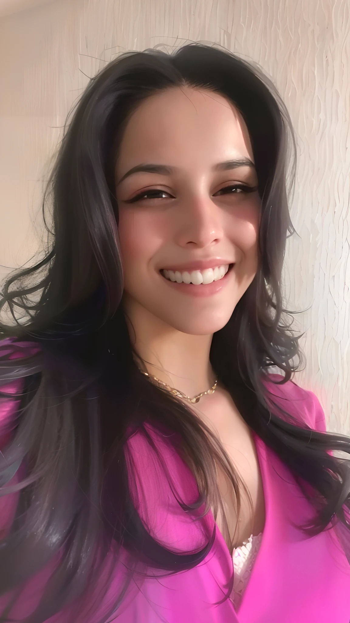 mulher sorridente com longos cabelos escuros vestindo uma camisa rosa