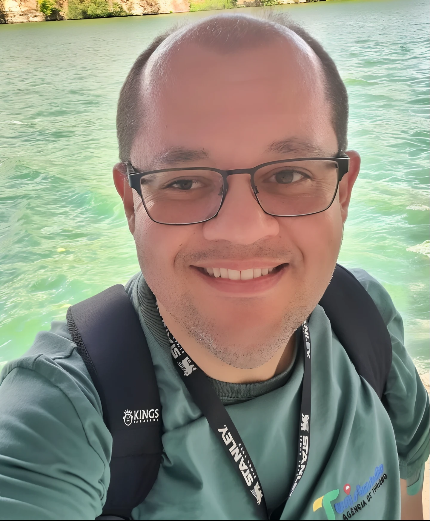 Homem de camisa verde e mochila preta em um barco, david rios ferreira, andres rios, foto de perfil headshot, Fotografia selfie 8k, taken in the early 2020s, foto de perfil 1024px, vacation photo, foto do perfil, icaro carvalho, foto de perfil profissional, Cristiano Orrillo, Streamer do Twitch / Jogador Ludwig