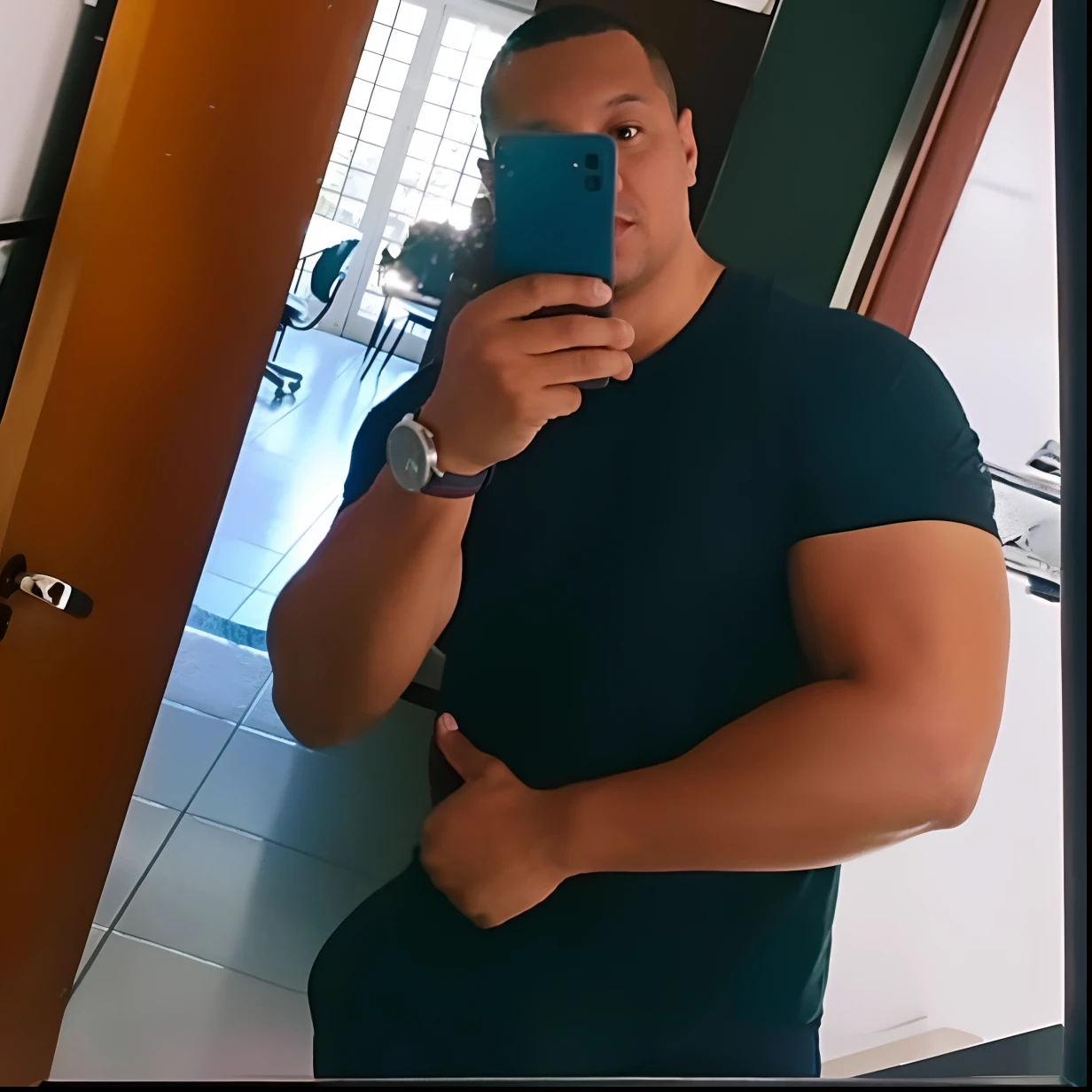 there is a man taking a selfie in a bathroom mirror, Ronaldo Nazario, Ronaldo Nazario Fenomeno, muito lindo. large muscles, large muscles, extremely muscular, Big biceps, incrivelmente forte e alto, musculoso, massive muscles, huge muscles, muito em forma e extremamente musculoso, ele tem cerca de 4 0 anos de idade, ele tem cerca de 40 anos
