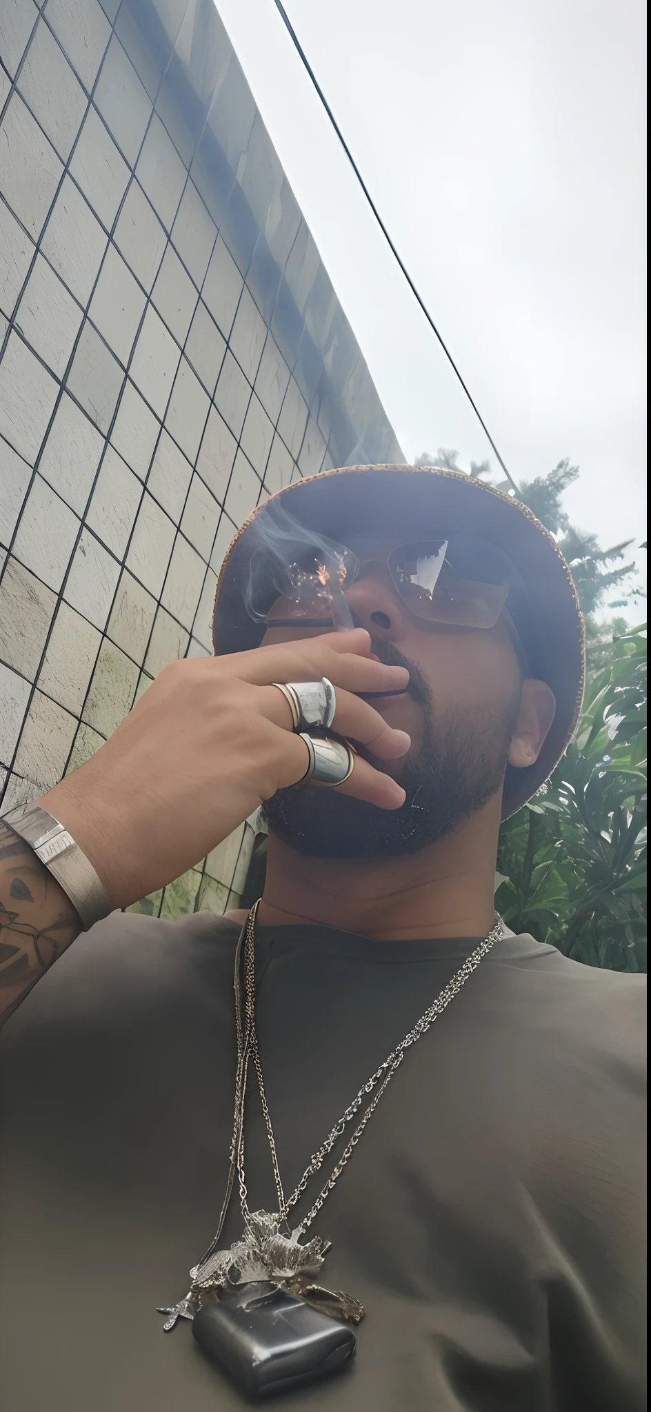 There's a man with a hat and a necklace smoking a cigarette, com charuto, enquanto fuma um charuto, Fumar uma cigarrette🚬, fazer uma pausa para fumar, fumar um charuto grosso, fumar fora, subject action: fumar um charuto, fumar com pose de agachamento, Fumar um charuto grande, segurando charuto, fumar um charuto, fora sozinho fumando maconha, charutos para fumar