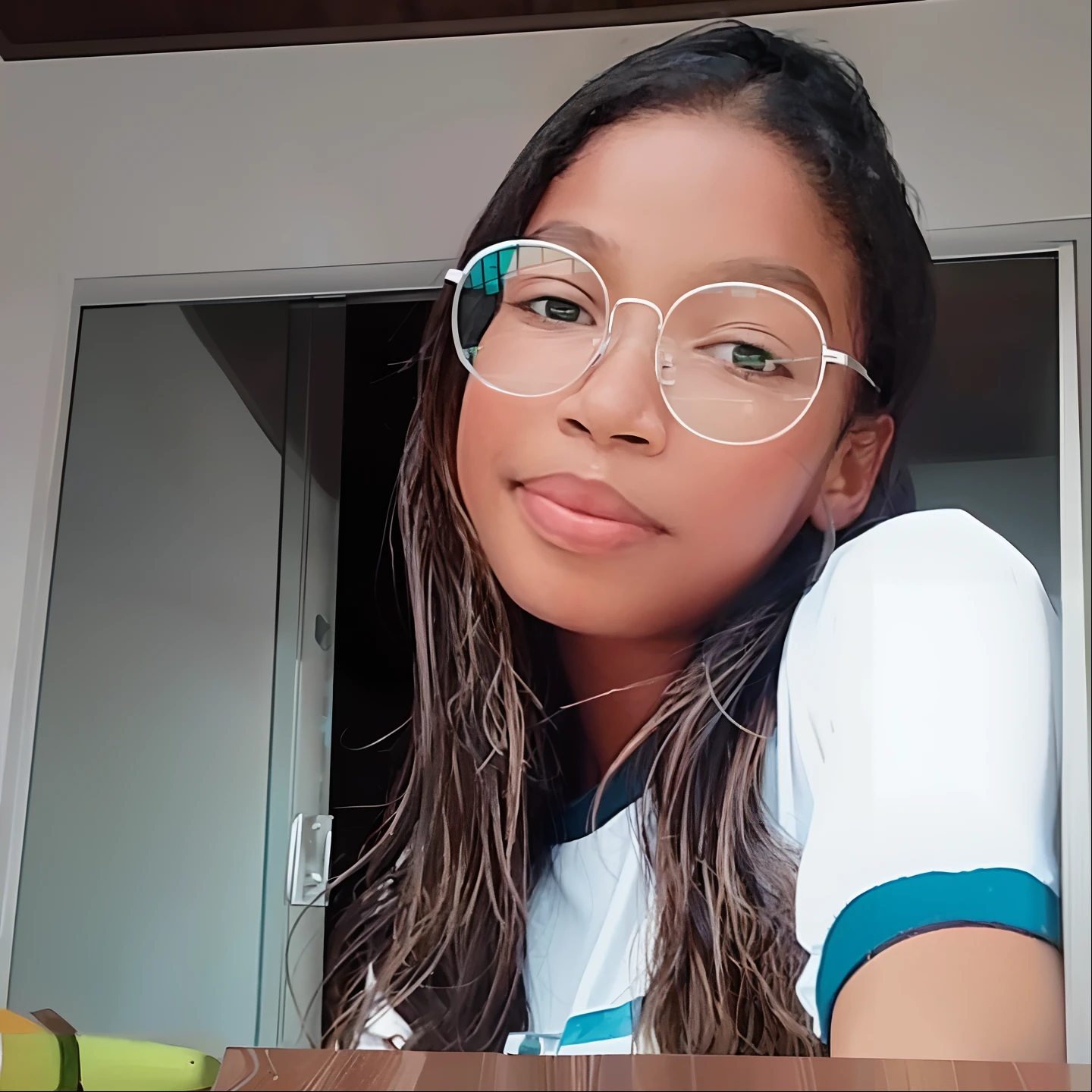 There's a woman in glasses taking a selfie with a banana, Parece Fabiula Nascimento, Anos Imane, selfie de uma jov