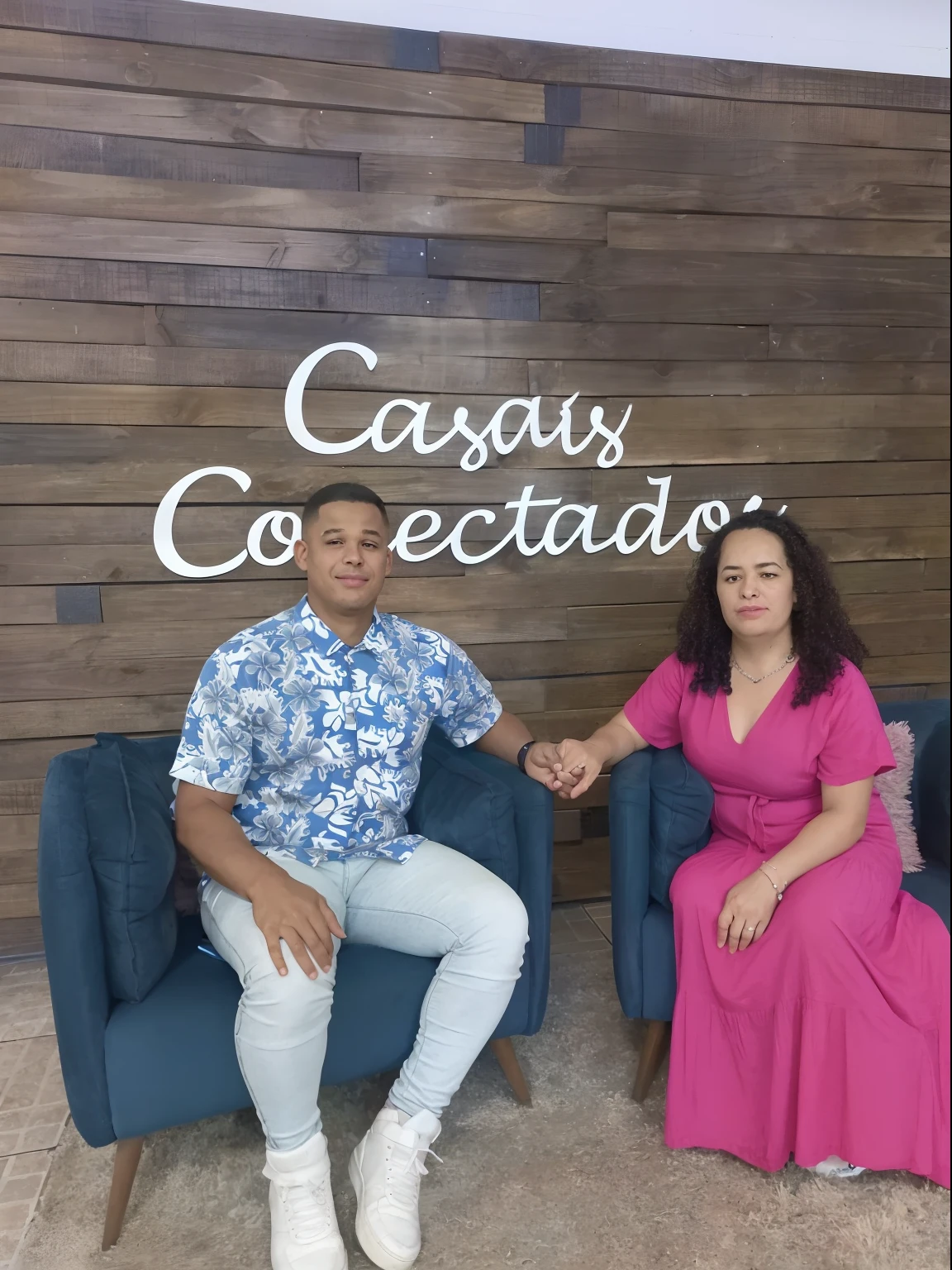 There are two people sitting in chairs in front of a sign, caio santos, Corpo, Foto realista, Chiascuro, imagem de perfil, ástor alexander, Lovely couple, José Moncada, Casal feliz, par, Directed by: Nandor Soldier, calmamente conversando 8k, Alarcon Cartunista