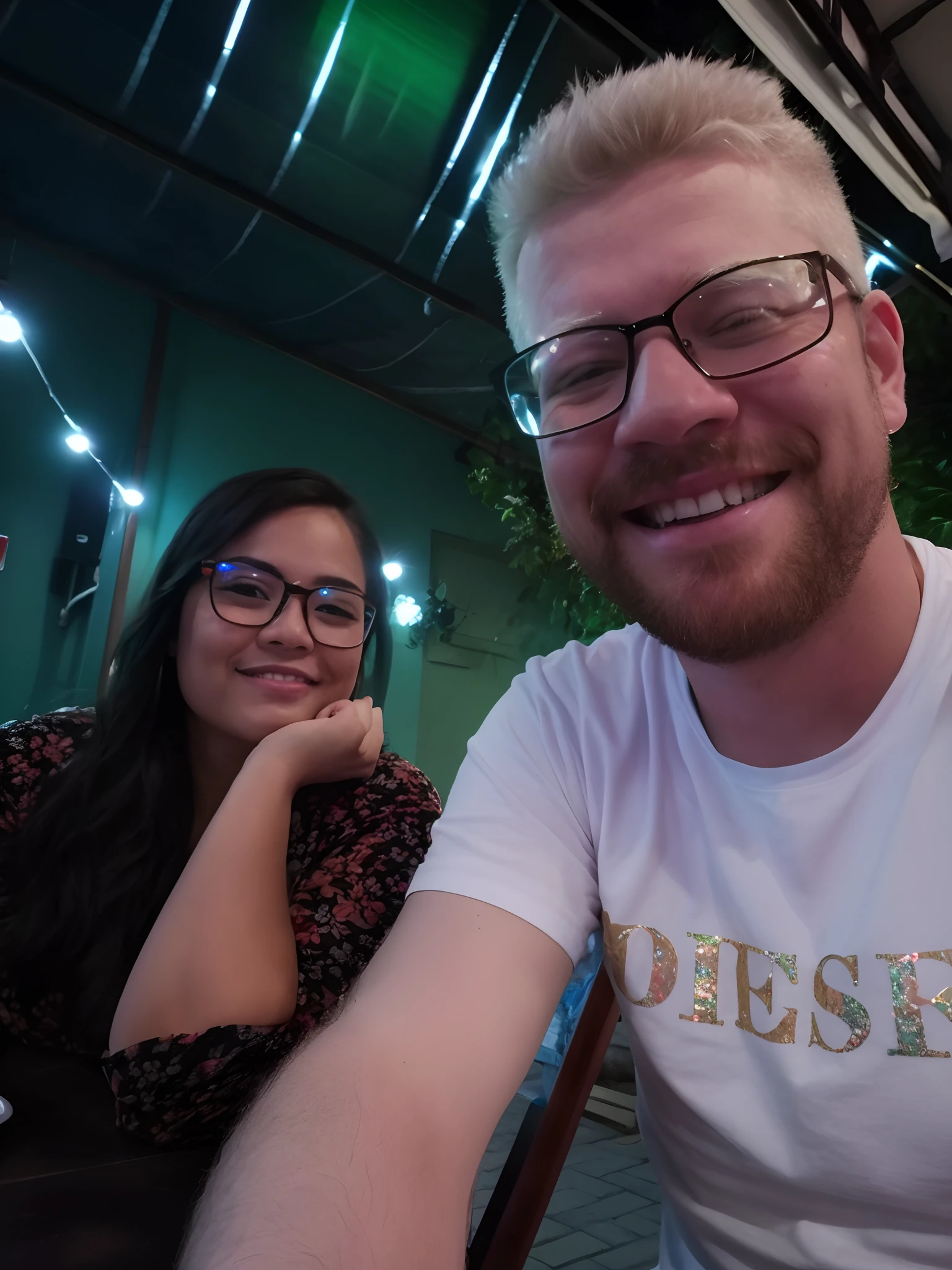 Smiling man and woman sitting at a table with a drink in hand, Fotografia tirada em 2 0 2 0, imagem de perfil, Postagem no Reddit, com nerd! glasses! e cavanhaque, imagem de qualidade muito baixa, foto do perfil, foto de perfil, foto de baixa qualidade, facebook post, Tyler Edlin e Natasha Tan, Fotografia selfie 8k, Casal feliz