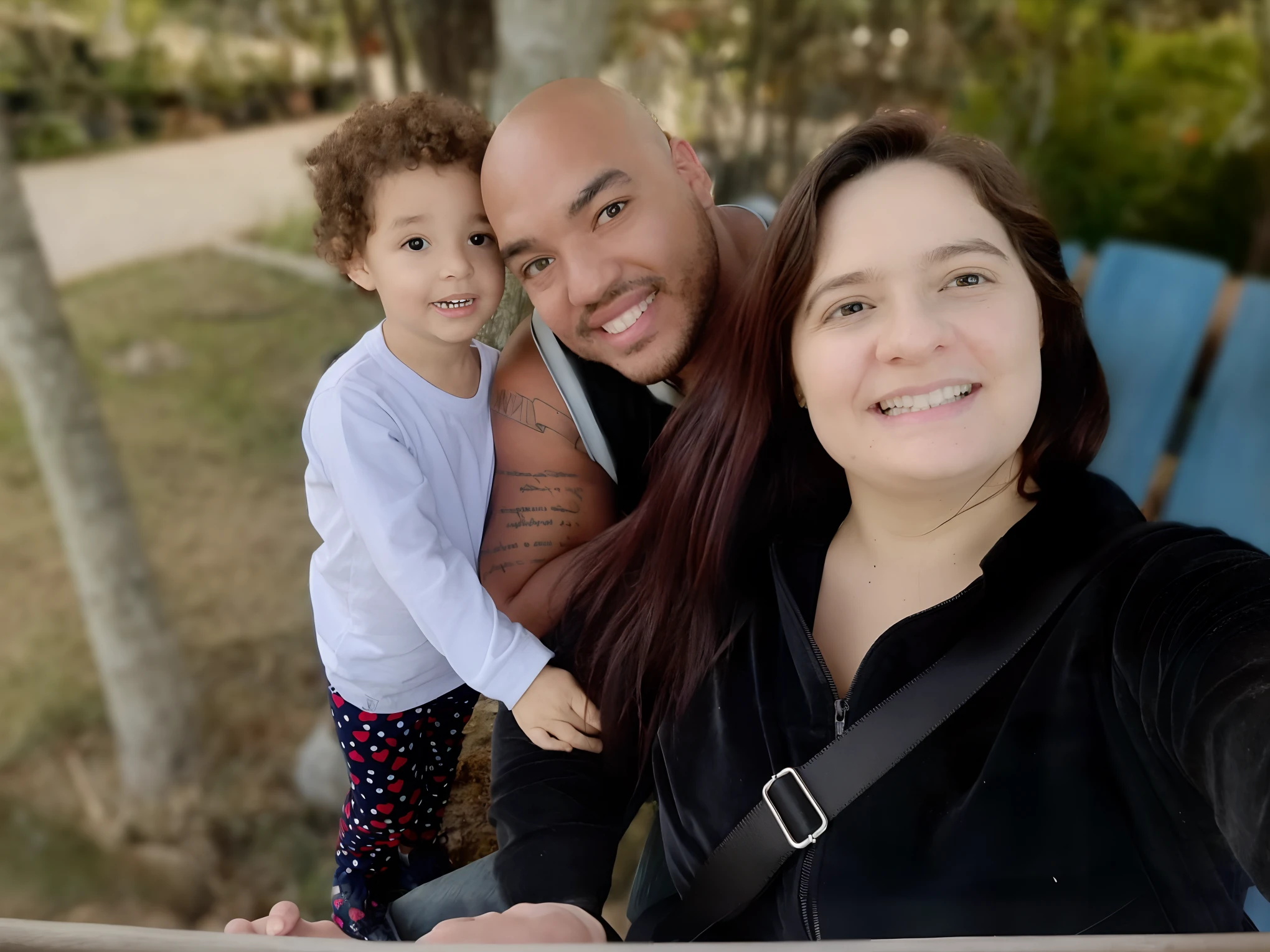 There's a man and a woman and a taking a selfie, marido esposa e filho, divertindo-se, imagem de perfil, no parque, Happy family, foto de perfil, no parque em um belo dia, foto de perfil, 3 5 year brazilian mother, portrait of family of three, foto do perfil, family portrait, Family photo, Directed by: Nandor Soldier