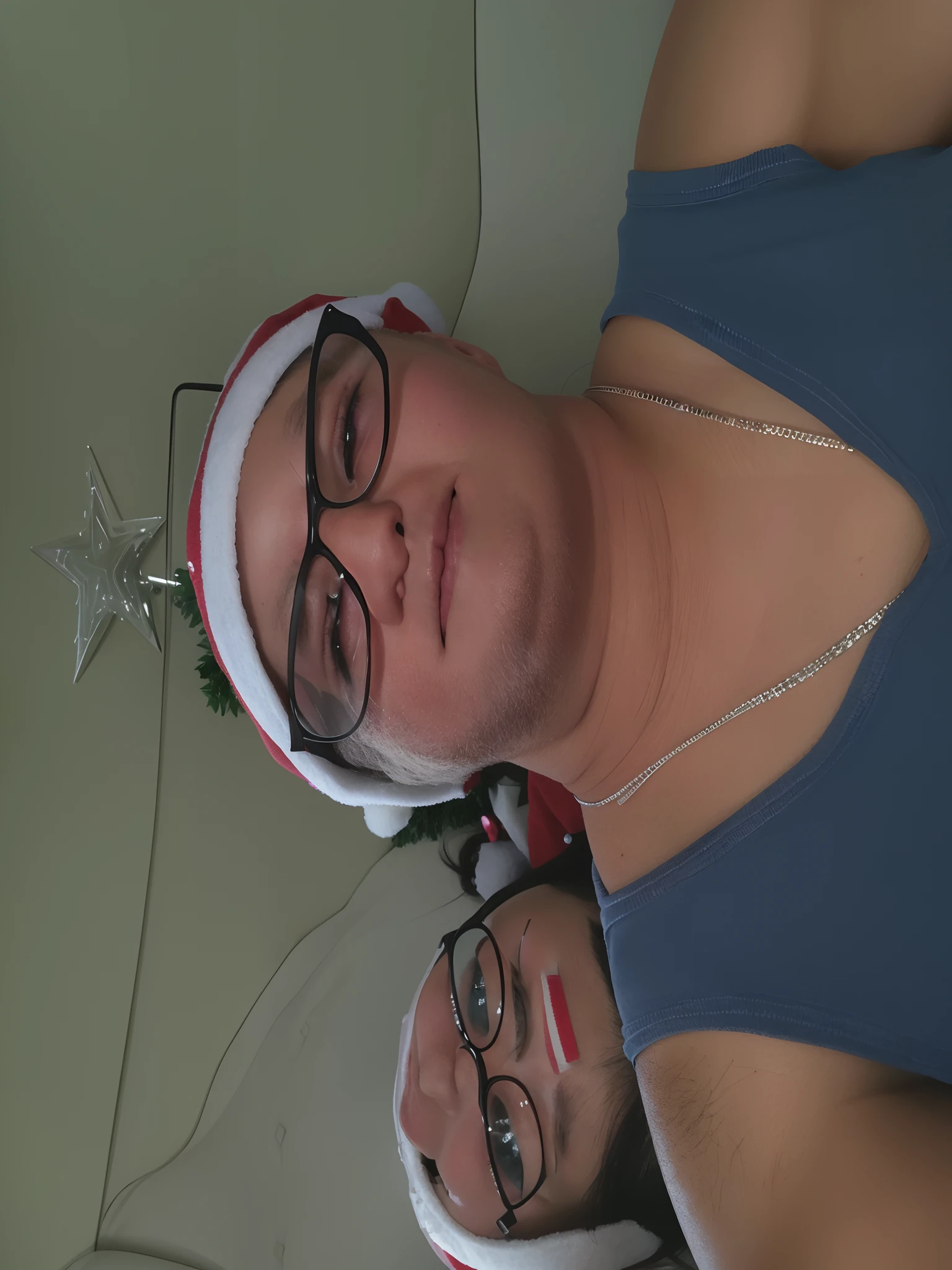 There are two people wearing Santa hats and glasses posing for a photo, imagem de qualidade muito baixa, momma and papa, imagem desfocada, foto de baixa qualidade, wearing a santa hat, non blurry, wearing santa hat, imagem de perfil, muito bobo olhando, Feliz!!!, foto muito precisa, Fotografia selfie 8k, Postagem 4k, 4 k post, fotografia de baixa qualidade