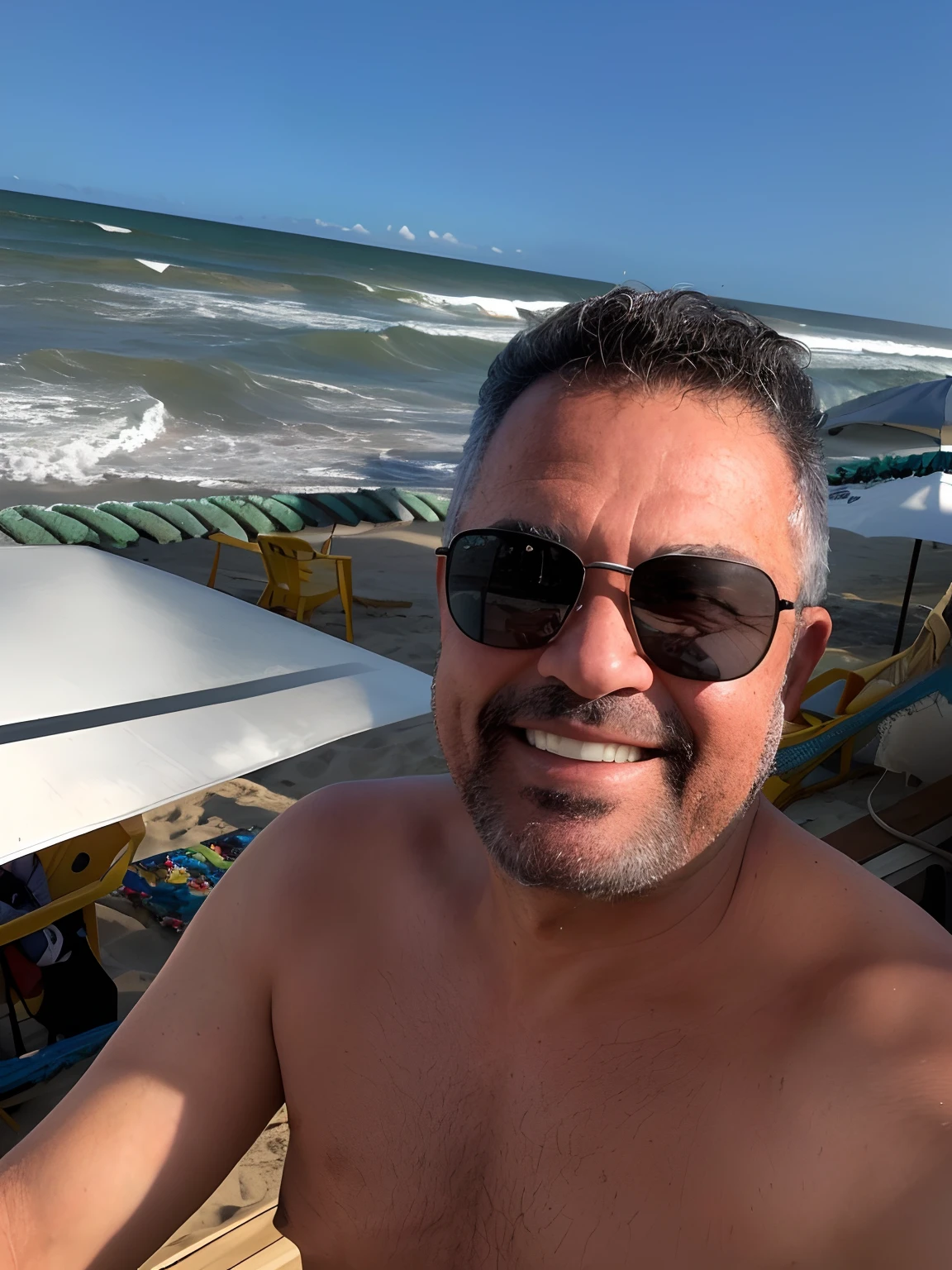 There's a man who's sitting on a beach with a surfboard, Homens de 45 anos, Homem de 4 0 anos, na praia, na praia, david rios ferreira, Homem de 5 0 anos, no mar, selfie de um homem, em uma praia, foto de praia, O oceano ao fundo, edu souza, imagem de perfil