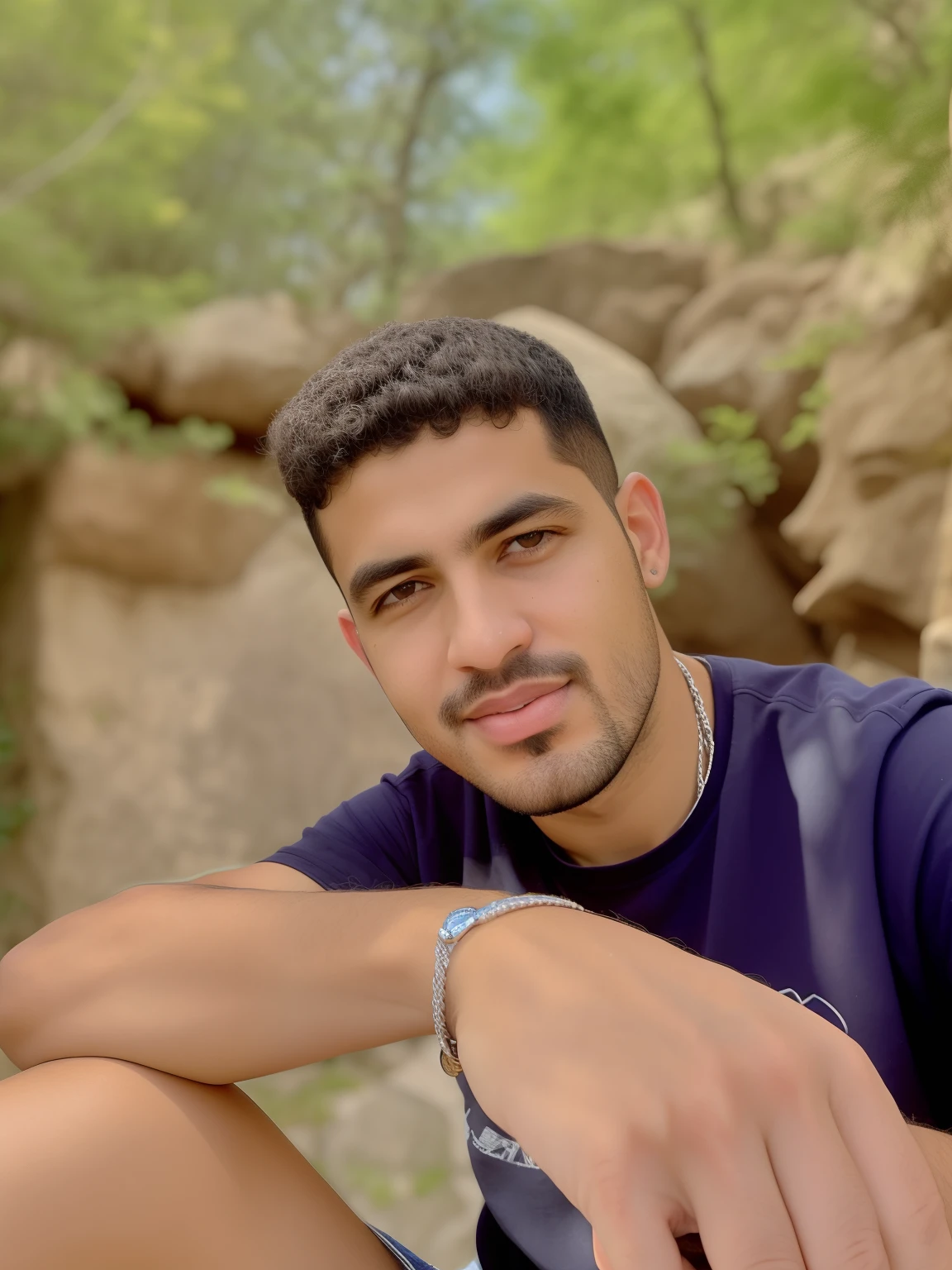 There's a man sitting on the floor with his hand on his knee, Jovem homem grego, Ahmad Merheb, Sam Nassour, Eytan Zana, Alex, taken in the early 2020s, jovem do sexo masculino, andres rios, Amr Elshamy, Foto de perfil, Condutor de Ene, Riyahd Cassiem, Borja, Gal Yosef