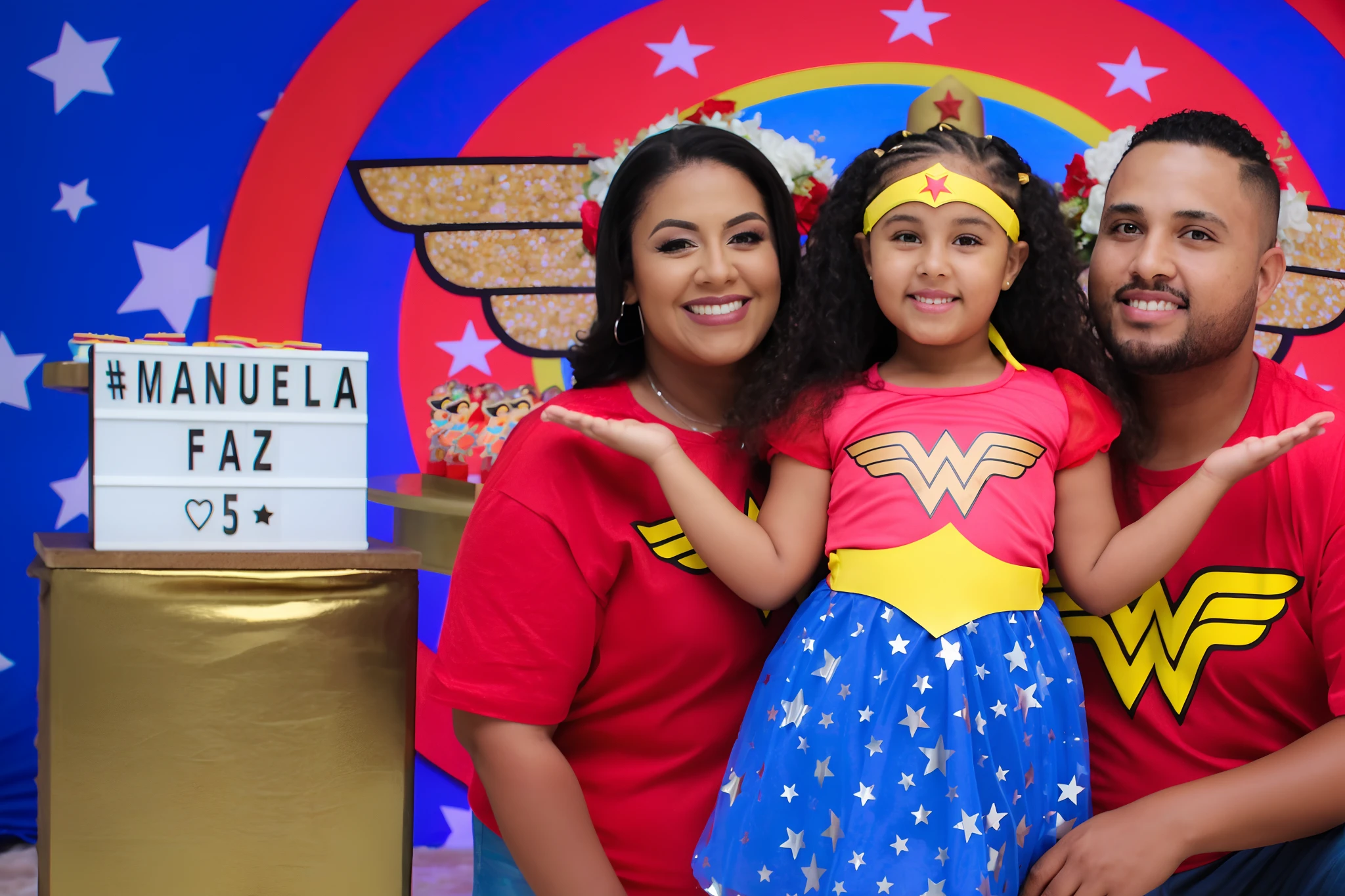Araffes and a woman and a child pose for a photo, vestida como mulher maravilha, mulher maravilha, imagem de perfil, puerto rican super hero, wearing hero costume, foto do perfil, super-hero girl, wearing red and yellow hero suit, super hero costume, Alanis Guillen, maravilha, Family photo, usando uma coroa e capa, posing like a superhero