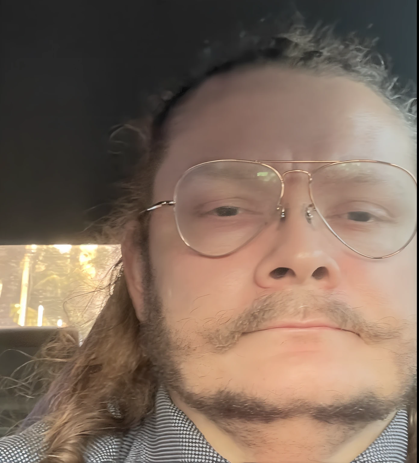 There's a man in glasses and a red tie in a car, with nerdy glasses and goatee, with glasses and goatee, muito bobo olhando, com nerd! glasses! e cavanhaque, imagem de qualidade muito baixa, taken in the early 2020s, neckbeard, Foto de perfil do headshot, foto do perfil, Typical cryptocurrency nerd, trying to ride it
