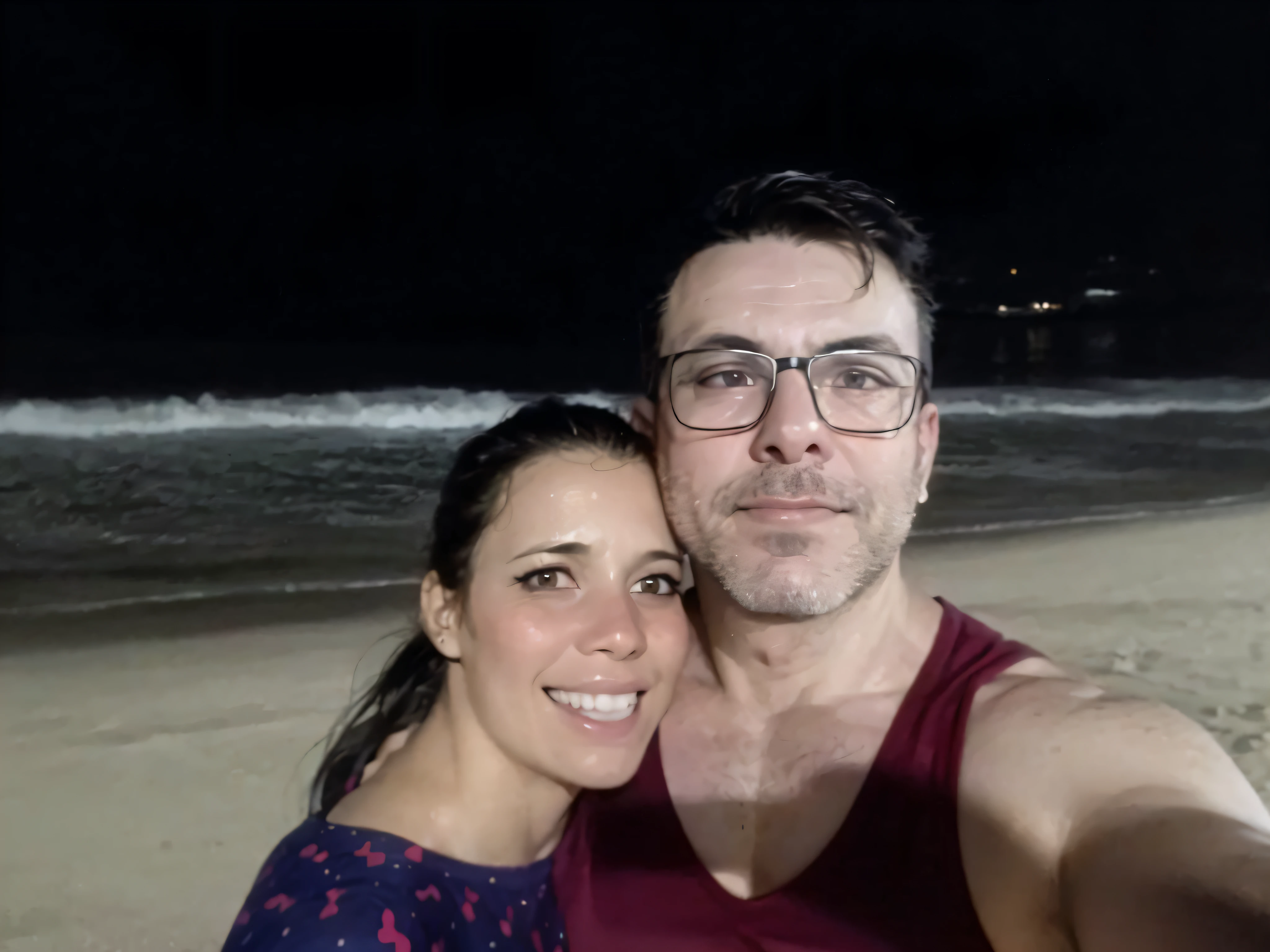mulher cabelo preto, homem cabelo preto oculos camisa regata, praia a noite.