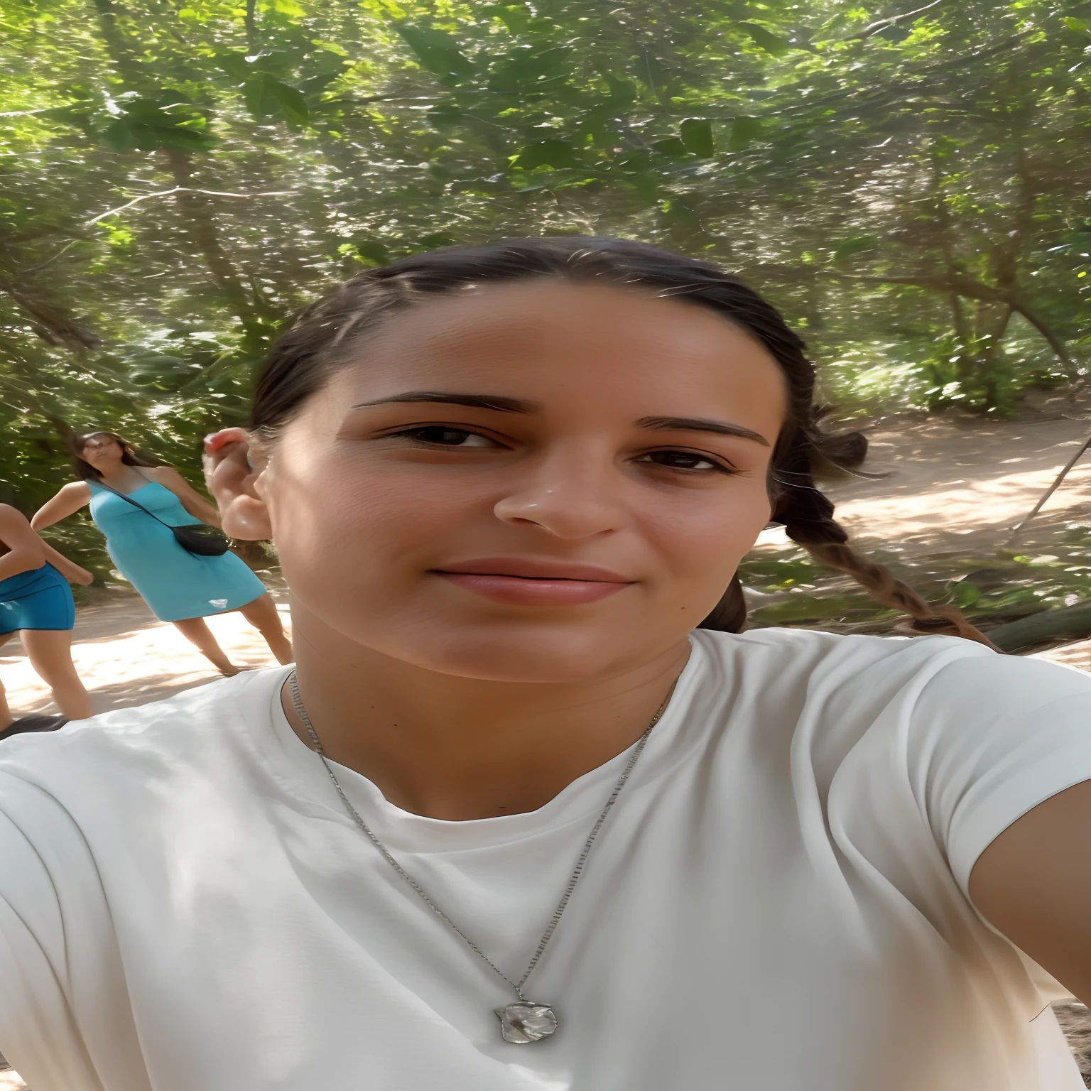 There's a woman taking a selfie with a cell phone, Mulher de 30 anos de Cuba, Malika Favre, fernanda suarez, 3 0 anos de idade mulher, Mulher de 30 anos, selfie de uma jovem mulher, em frente a um fundo de floresta, andrea rocha, Valentina Embaralhamento, Directed by: Nandor Soldier