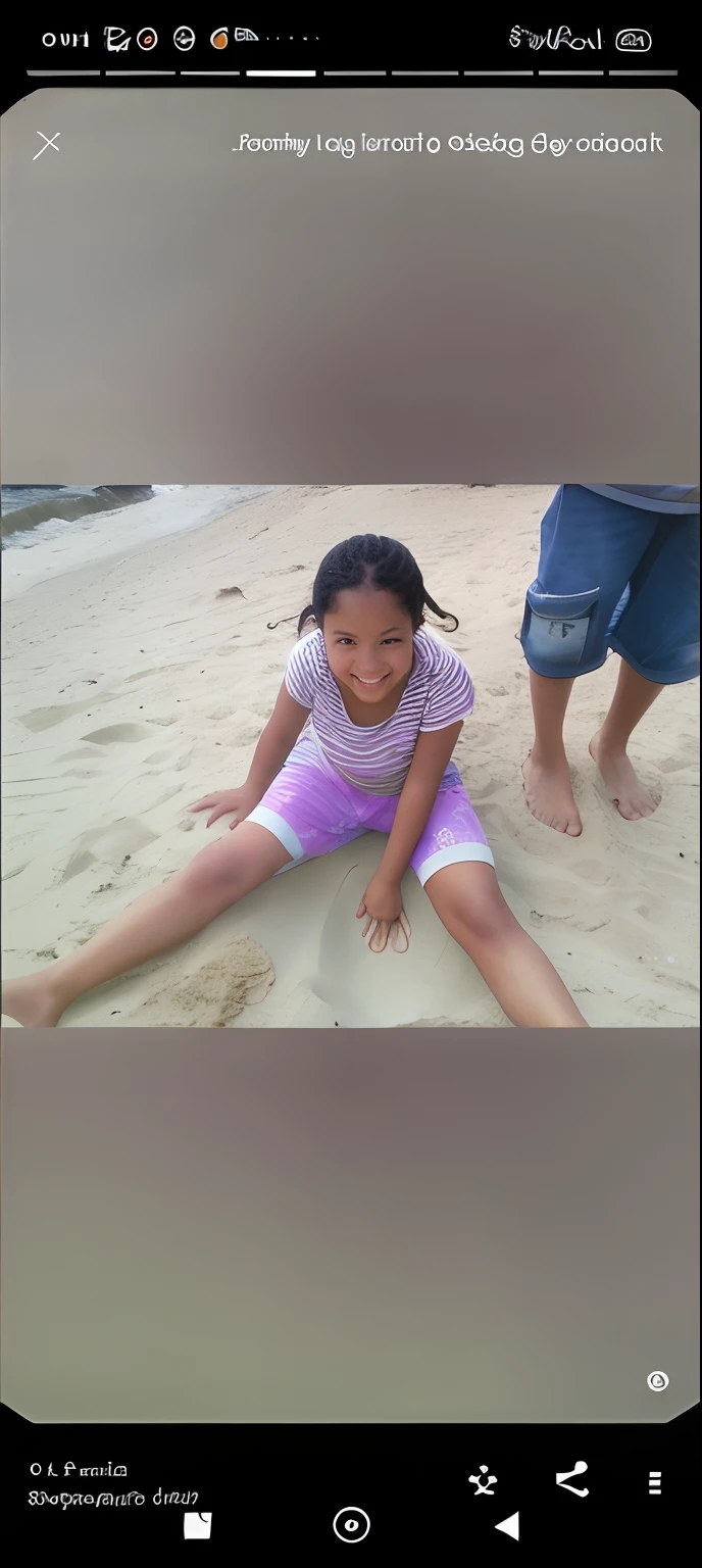 imagem arafed de uma menina sentada na areia, na praia, em uma praia, na areia, coberto de areia, na praia, brincando na praia, na praia, standing in sand, em uma praia, foto da menina, deitado na areia, na praia, sitting on ground, imagem antiga, pose divertida