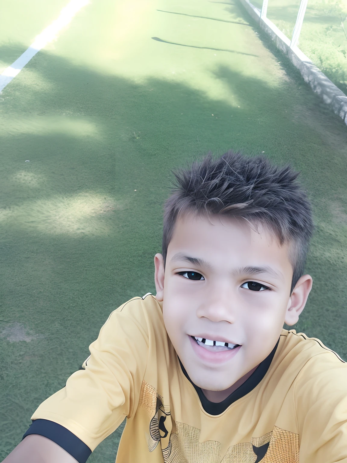 There's a boy who's holding a frisbee in his hand, mateus 9 5, Alex, caio santos, Fotografia selfie 8k, com um parque ao fundo, com um parque nos fundos, Mohamed Reda, Foto realista, Ronaldo Luis Nazario de Lima, imagem frontal, foto selfie, icaro carvalho