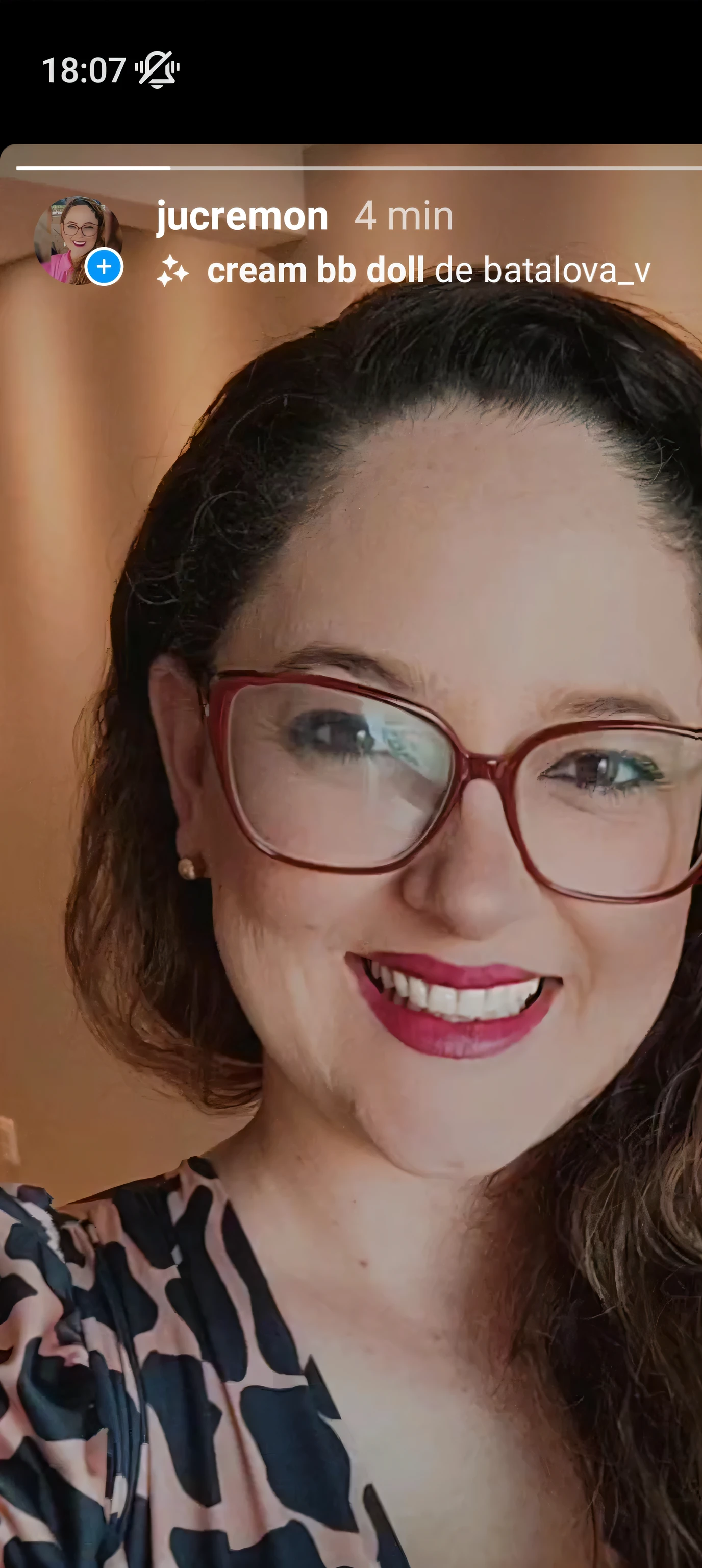 Woman with glasses and a leopard print dress taking a selfie, foto de perfil headshot, cheeky smile with red lips, taken in the early 2020s, imagem de perfil, tomada em 2 0 2 0, 3 0 anos de idade mulher, Mulher de 30 anos, imagem profissional, girl with glasses, wearing thin large round glasses, 3 2 anos