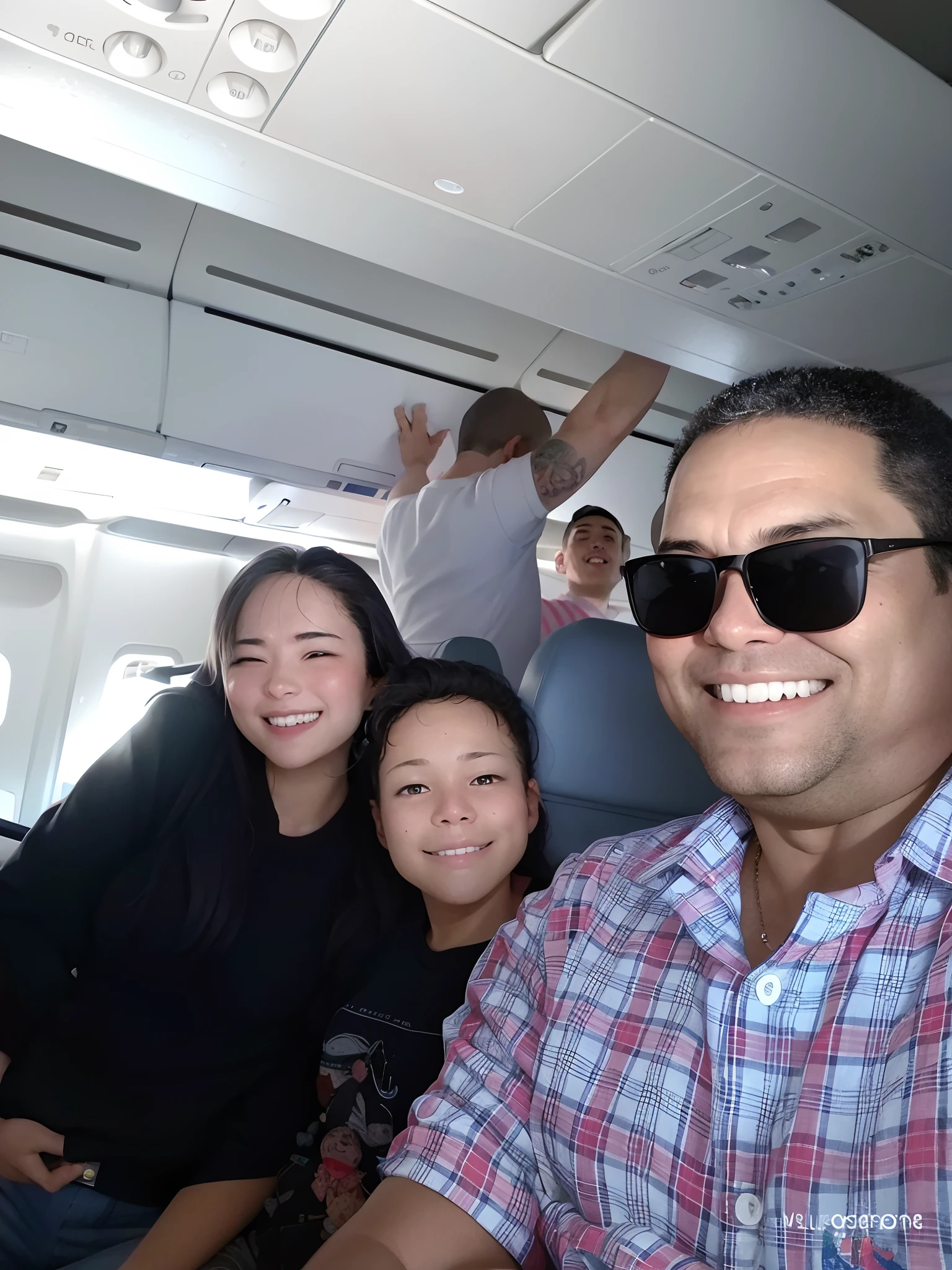 Araffe family on a plane with passengers in the back, vacation photo, No ar, Assumido em Go Pro Hero8, Cabine do Boeing 737, selfie shot straight on angle, plane, inside the airplane, Ar, in sky, foto Selfie, flying towards the camera, Selfie acidental, Fotografia GoPro, Selfie, Voando no ar, 10.