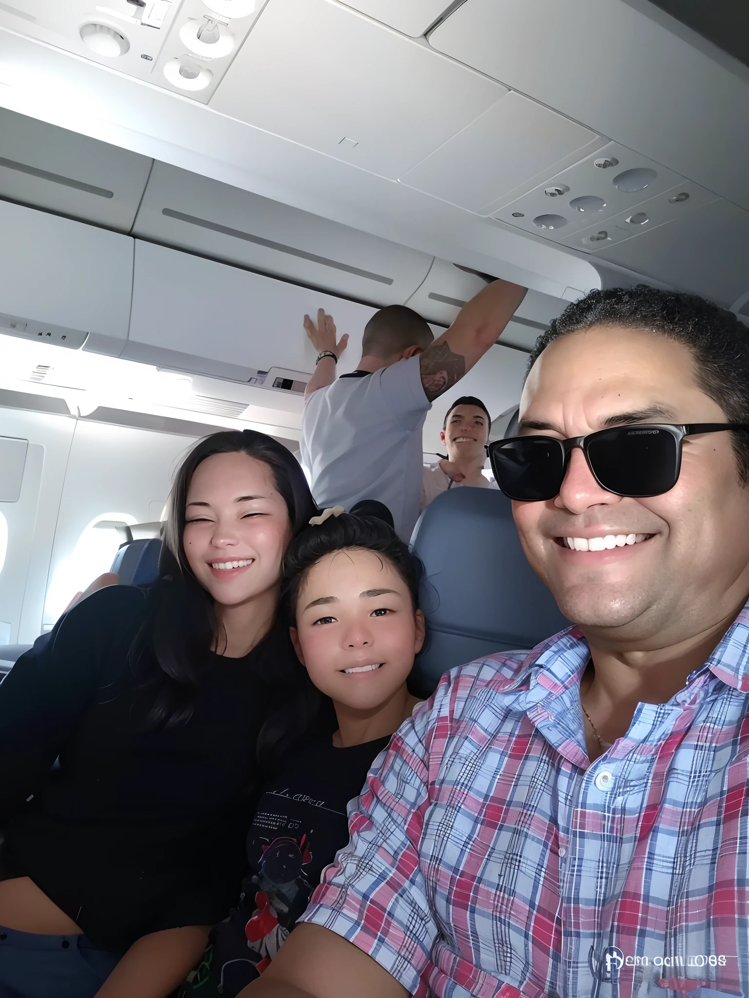 Araffe family on a plane with passengers in the back, vacation photo, No ar, Assumido em Go Pro Hero8, Cabine do Boeing 737, selfie shot straight on angle, plane, inside the airplane, Ar, in sky, foto Selfie, flying towards the camera, Selfie acidental, Fotografia GoPro, Selfie, Voando no ar, 10.