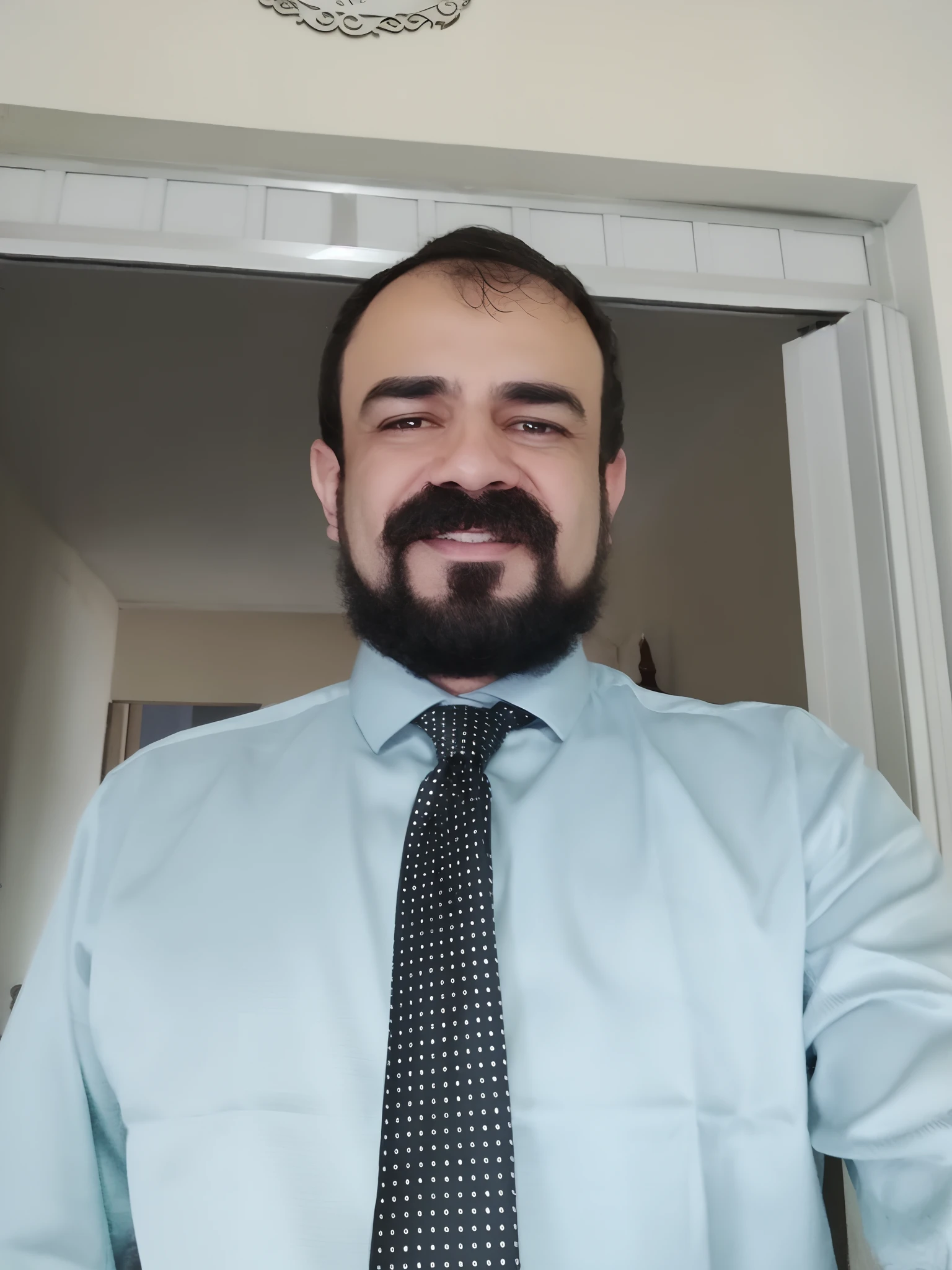 There's a man with a beard and tie standing in a doorway, foto de perfil profissional, Emad Mostaque, imagem profissional, david rios ferreira, Advogado curdo, cerca de 3 5 anos, foto do perfil, icaro carvalho, Linha Yesilbas, imagem de perfil, imagem de qualidade muito baixa, Henry Alvim Correa
