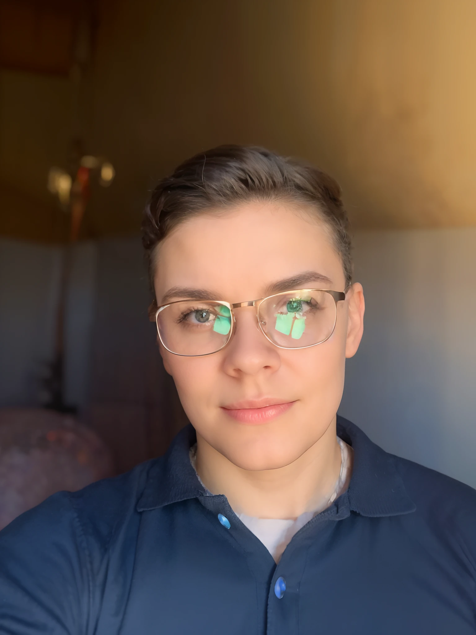 A collector of ideas inspired by Pixar animation, de perto. She is surrounded by a collection of magic vials, each containing a unique idea. The focus is on the character, with a captivating facial expression, Against a backdrop of shimmering, cores efervescentes. He wears glasses