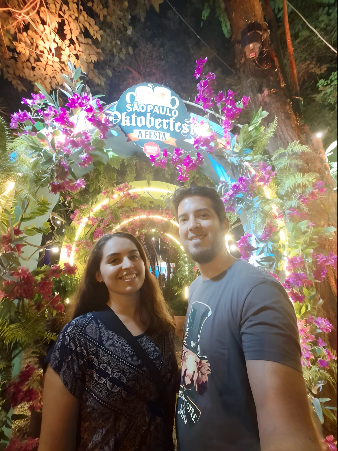 There are two people standing in front of an arch of flowers, photo taken at night, imagem de perfil, at night, em um jardim cyberpunk, ligeiramente realista, Directed by: Meredith Dillman, em uma floresta de doces! at night, noite!, foto do cartaz, Directed by: Sam Dillemans, imagem do avatar, lindamente iluminado, Fotografia do Jardim Encantado, Directed by: Drew Tucker, Postagem no Reddit, vacation photo