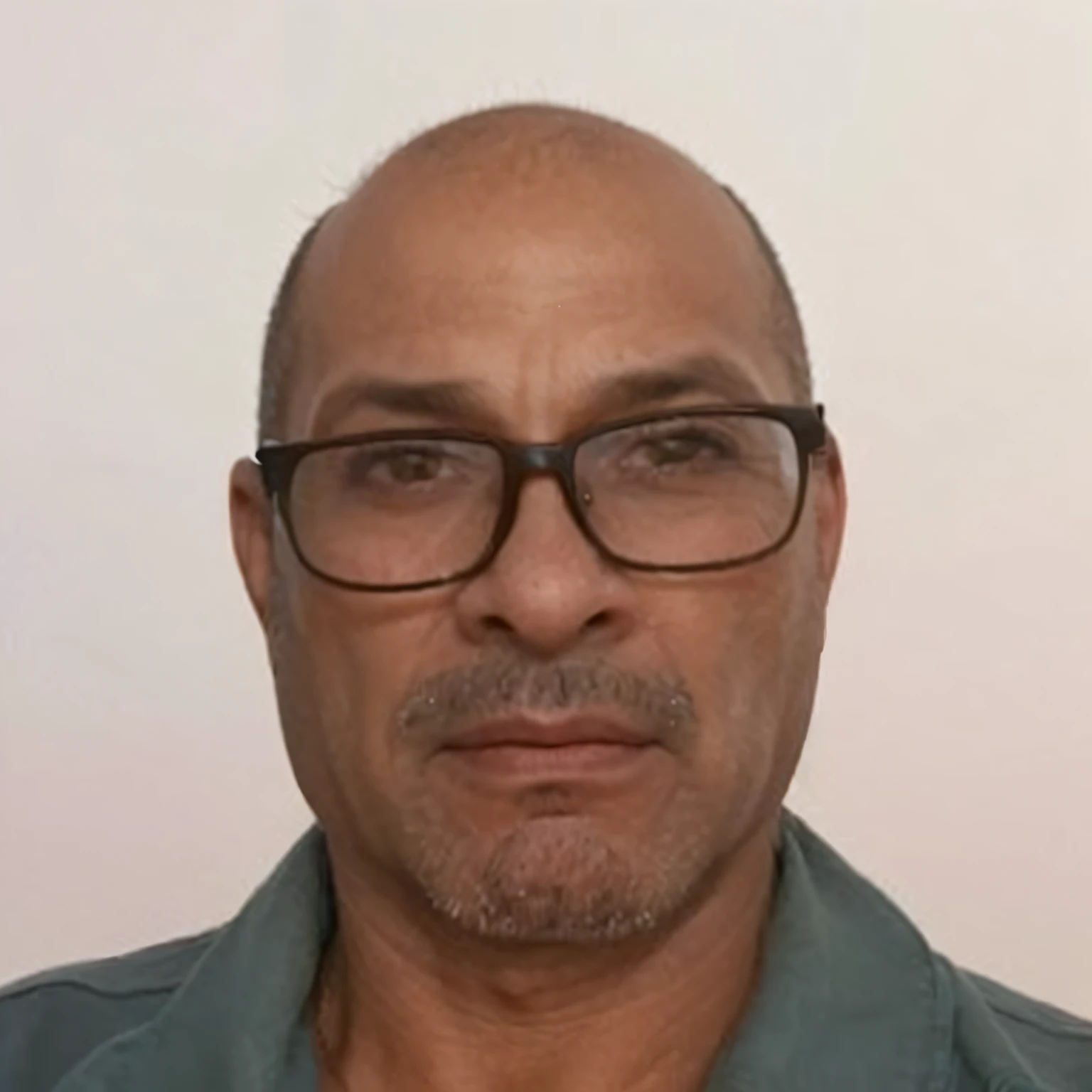 um homem careca atirando na lua