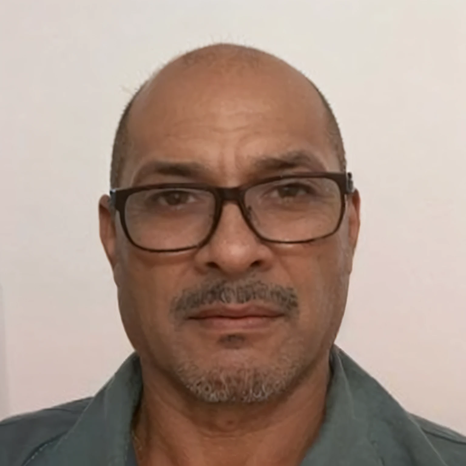 um homem careca atirando na lua