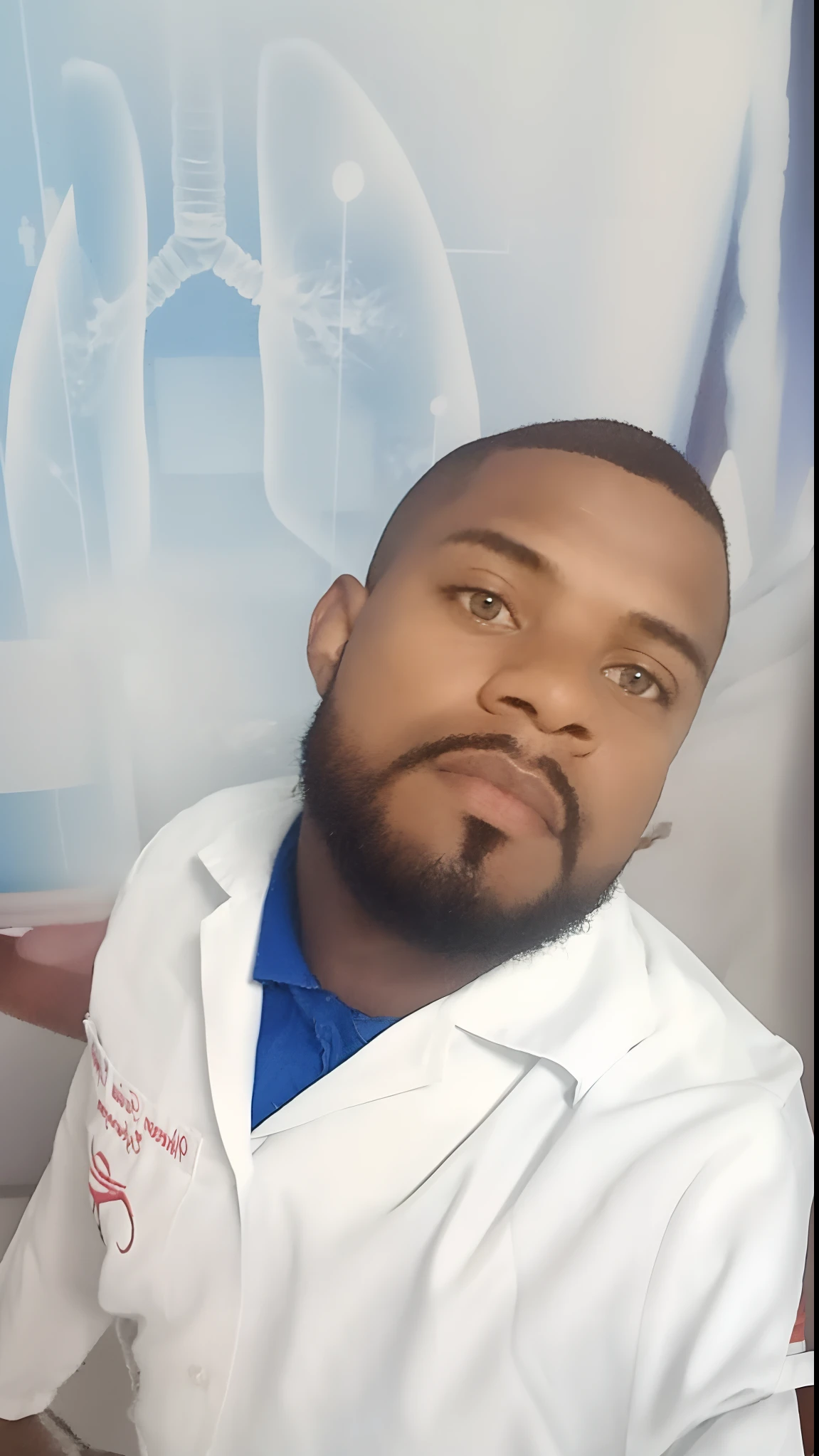homem arafed em um jaleco branco sentado em uma cadeira, David Uzochukwu, medic, Mongezi Ncaphayi, vestindo jaleco, medic, imagem profissional, Jorge Pemba, foto do perfil, album photo, Directed by: Willian Murai, com jaleco, Mohamed Reda, usando jaleco, usando jaleco
